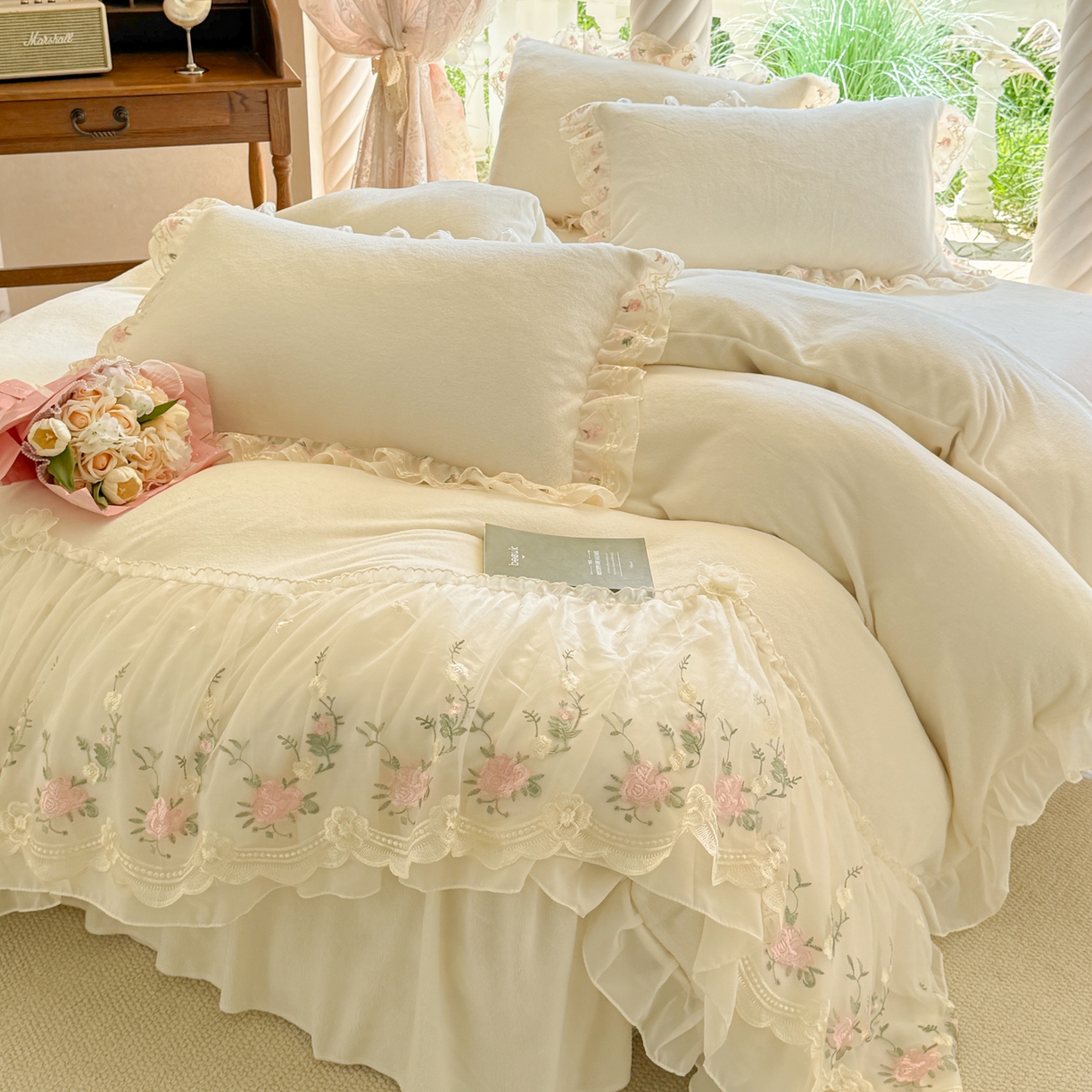 91家纺网 家纺一手货源 找家纺 米可家居 2025新款牛奶绒床裙款蕾丝刺绣四件套韩版法式公主风四件套  玫瑰故事 玫瑰故事~白