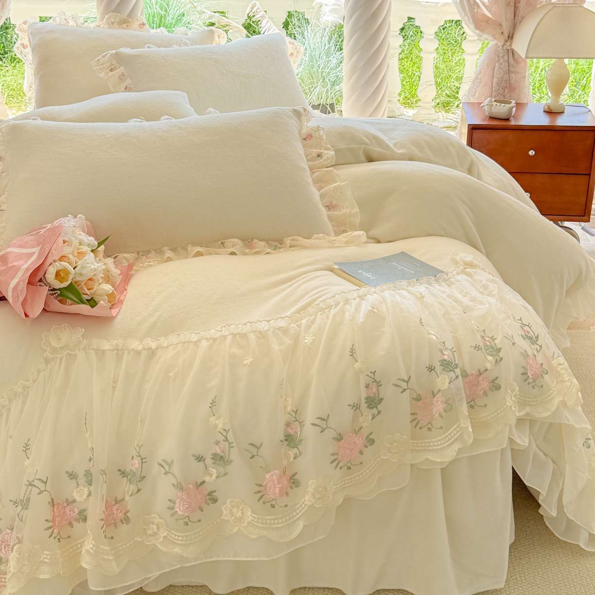 91家纺网 家纺一手货源 找家纺 米可家居 2025新款牛奶绒床裙款蕾丝刺绣四件套韩版法式公主风四件套  玫瑰故事 玫瑰故事~白