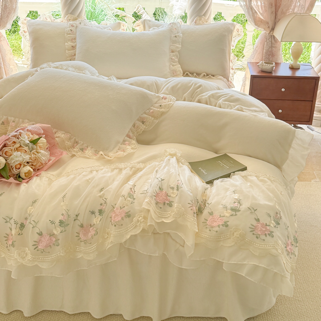 91家纺网 家纺一手货源 找家纺 米可家居 2025新款牛奶绒床裙款蕾丝刺绣四件套韩版法式公主风四件套  玫瑰故事 玫瑰故事~白