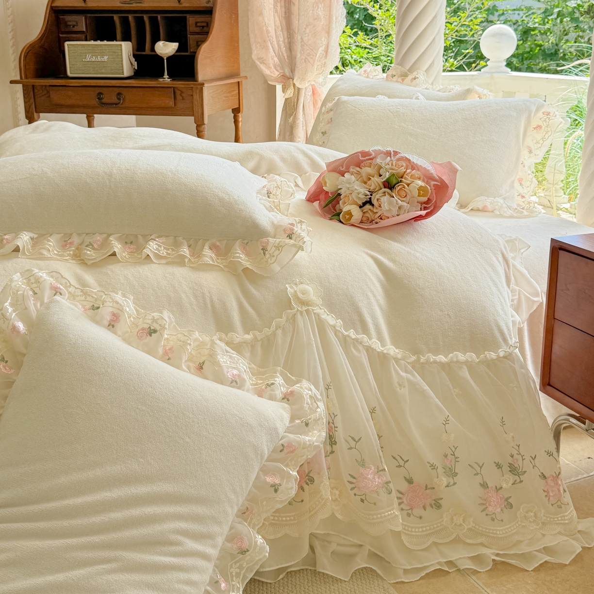 91家纺网 家纺一手货源 找家纺 米可家居 2025新款牛奶绒床裙款蕾丝刺绣四件套韩版法式公主风四件套  玫瑰故事 玫瑰故事~白