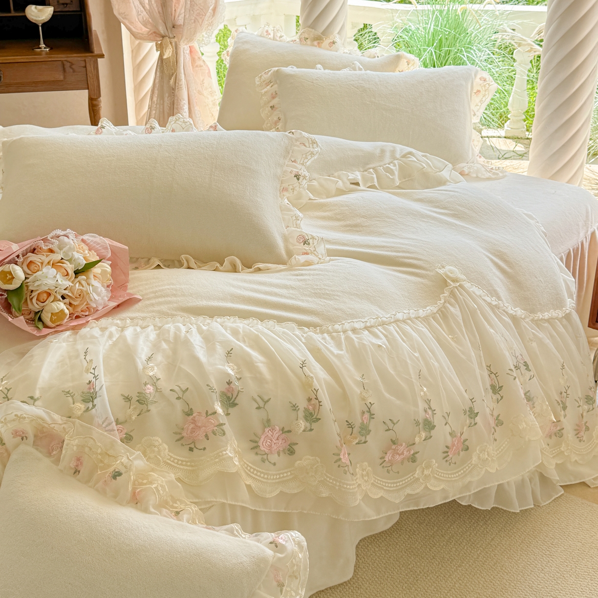 91家纺网 家纺一手货源 找家纺 米可家居 2025新款牛奶绒床裙款蕾丝刺绣四件套韩版法式公主风四件套  玫瑰故事 玫瑰故事~白