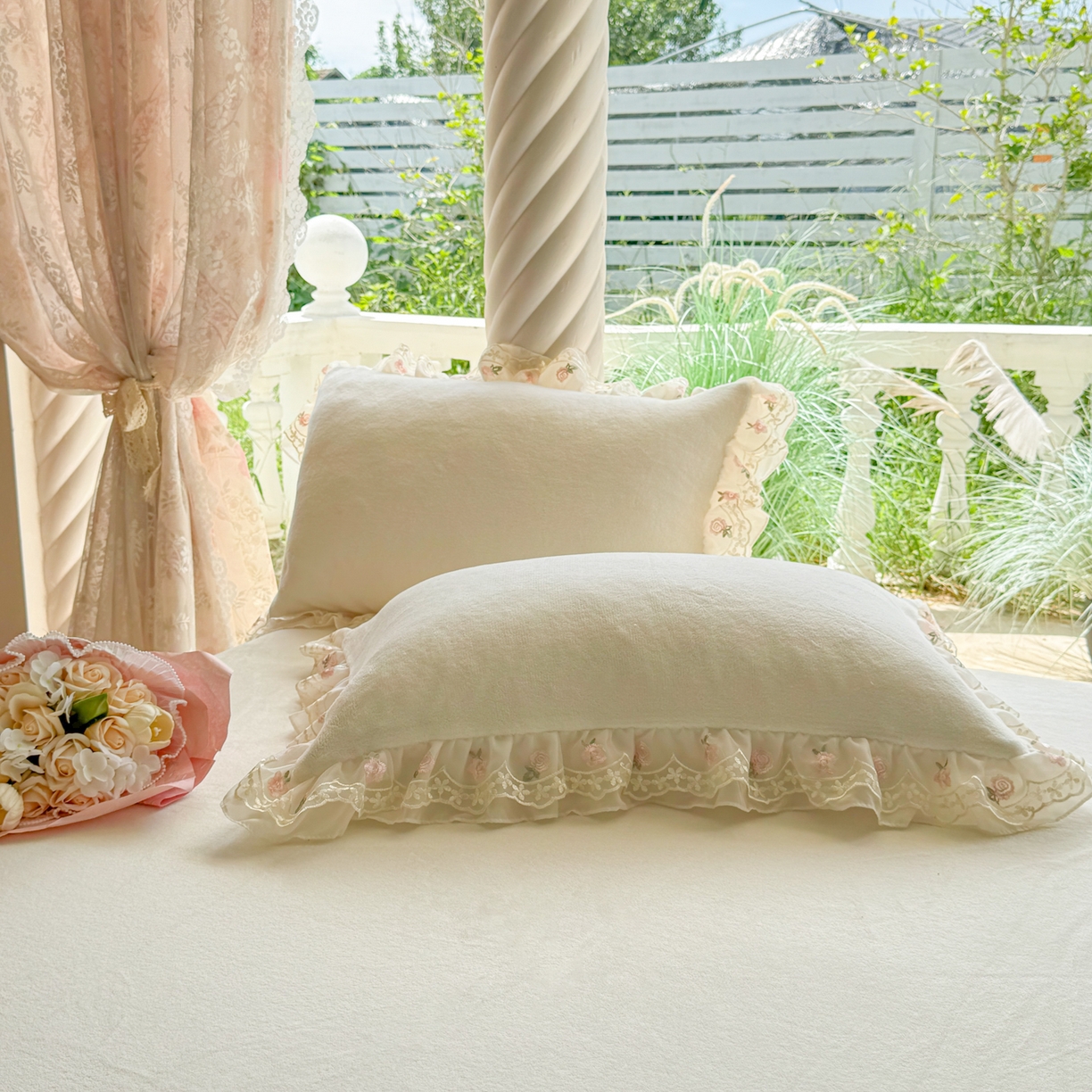 91家纺网 家纺一手货源 找家纺 米可家居 2025新款牛奶绒床裙款蕾丝刺绣四件套韩版法式公主风四件套  玫瑰故事 玫瑰故事~白