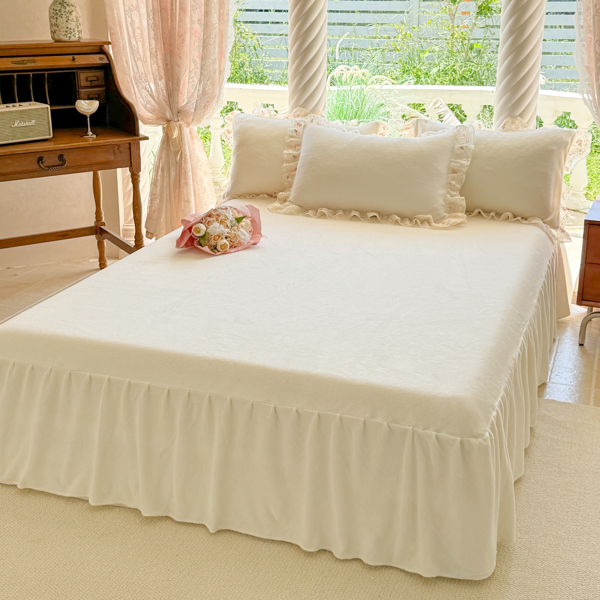 91家纺网 家纺一手货源 找家纺 米可家居 2025新款牛奶绒床裙款蕾丝刺绣四件套韩版法式公主风四件套  玫瑰故事 玫瑰故事~白