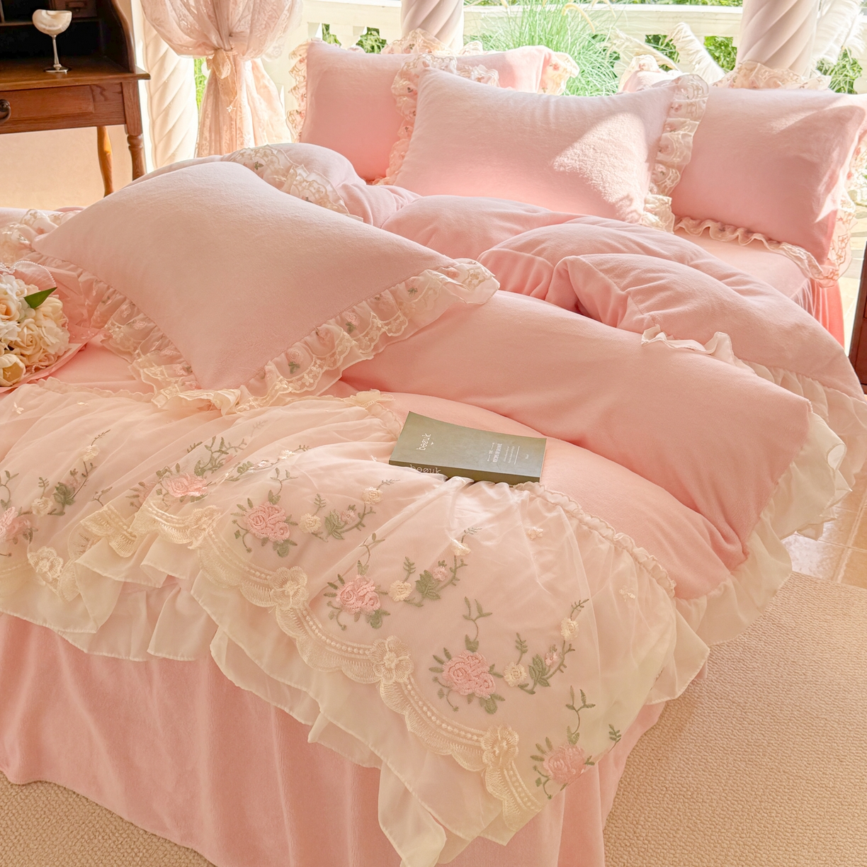 91家纺网 家纺一手货源 找家纺 米可家居 2025新款牛奶绒床裙款蕾丝刺绣四件套韩版法式公主风四件套  玫瑰故事 玫瑰故事~粉