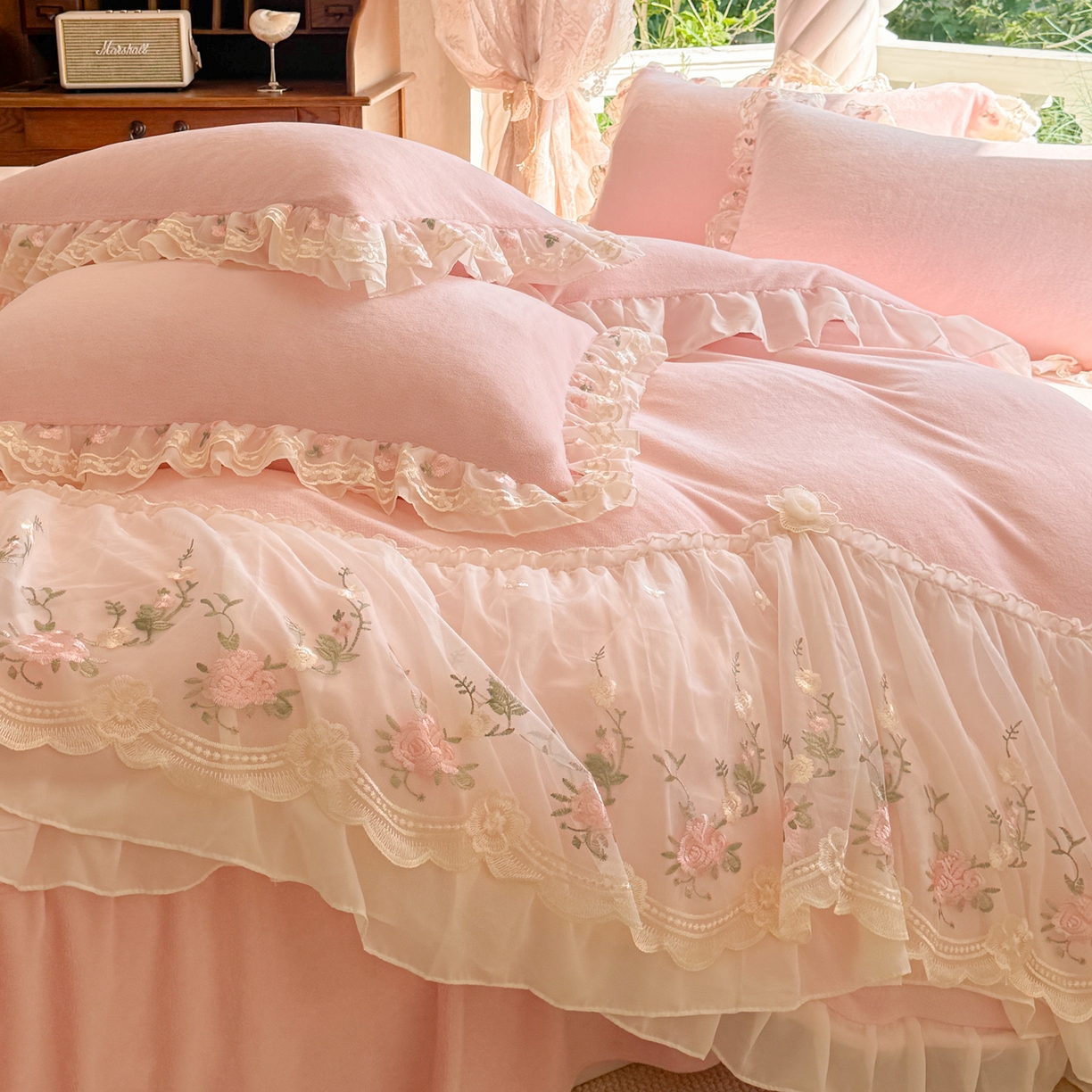 91家纺网 家纺一手货源 找家纺 米可家居 2025新款牛奶绒床裙款蕾丝刺绣四件套韩版法式公主风四件套  玫瑰故事 玫瑰故事~粉