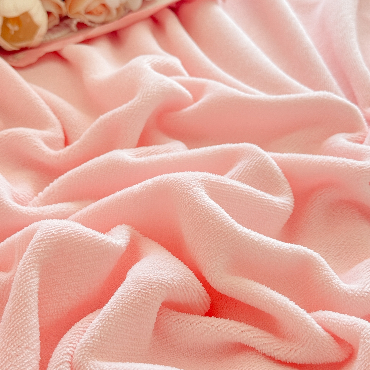 91家纺网 家纺一手货源 找家纺 米可家居 2025新款牛奶绒床裙款蕾丝刺绣四件套韩版法式公主风四件套  玫瑰故事 玫瑰故事~粉