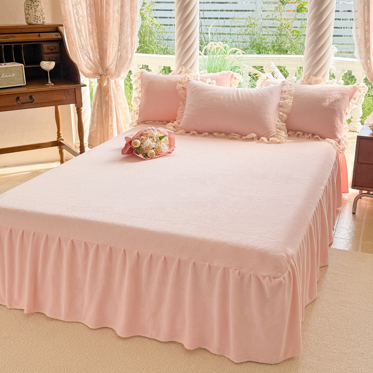 91家纺网 家纺一手货源 找家纺 米可家居 2025新款牛奶绒床裙款蕾丝刺绣四件套韩版法式公主风四件套  玫瑰故事 玫瑰故事~粉