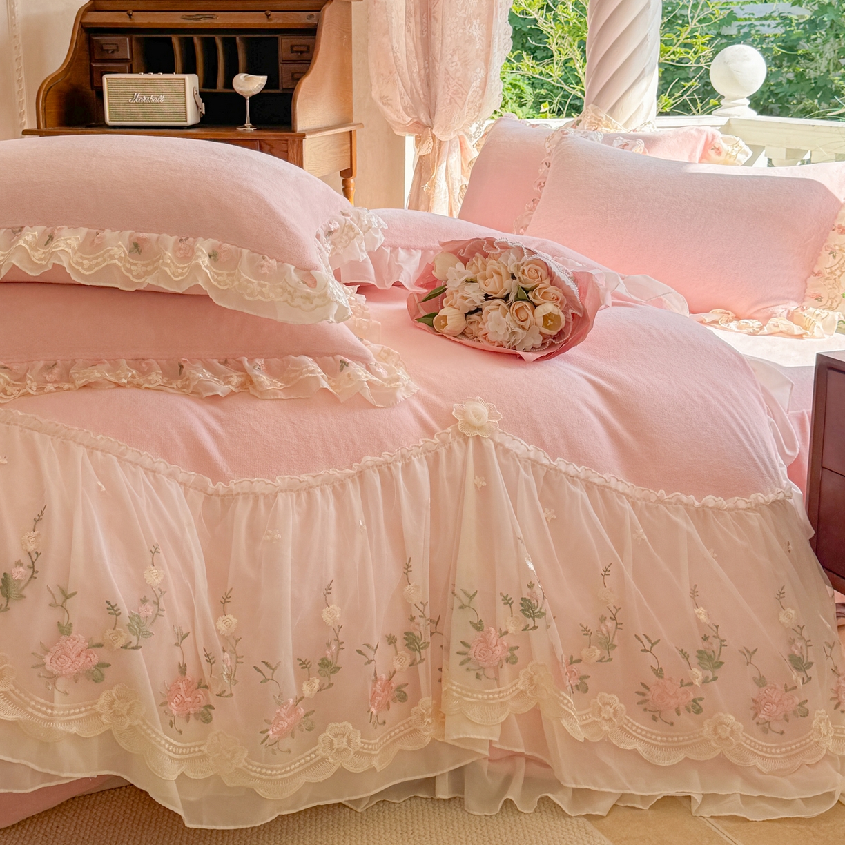 91家纺网 家纺一手货源 找家纺 米可家居 2025新款牛奶绒床裙款蕾丝刺绣四件套韩版法式公主风四件套  玫瑰故事 玫瑰故事~粉