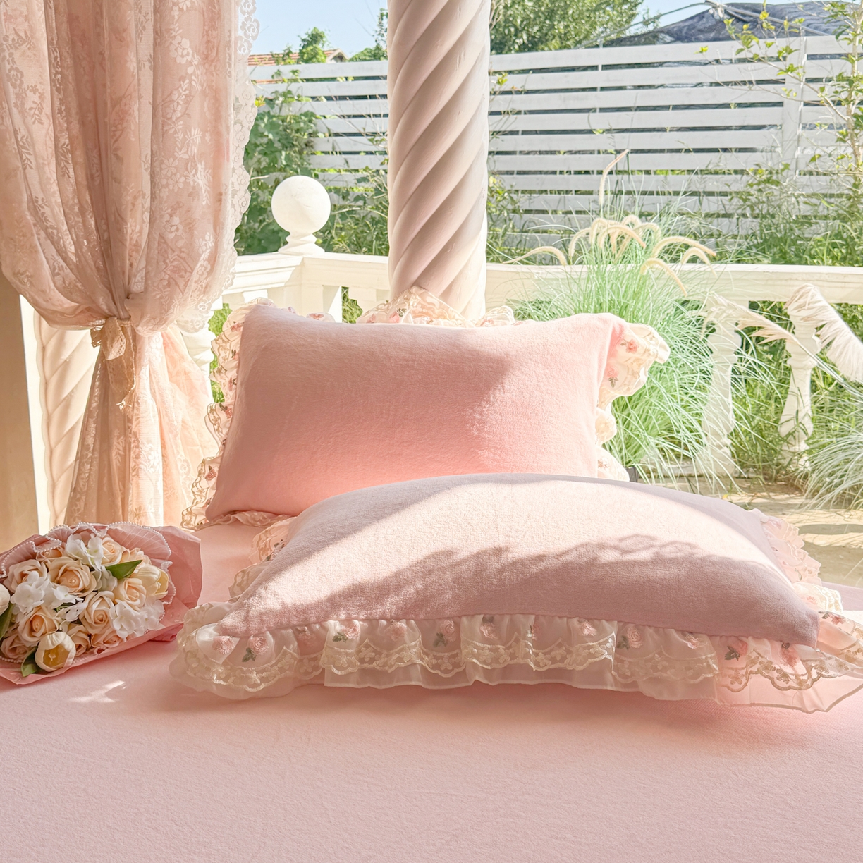 91家纺网 家纺一手货源 找家纺 米可家居 2025新款牛奶绒床裙款蕾丝刺绣四件套韩版法式公主风四件套  玫瑰故事 玫瑰故事~粉