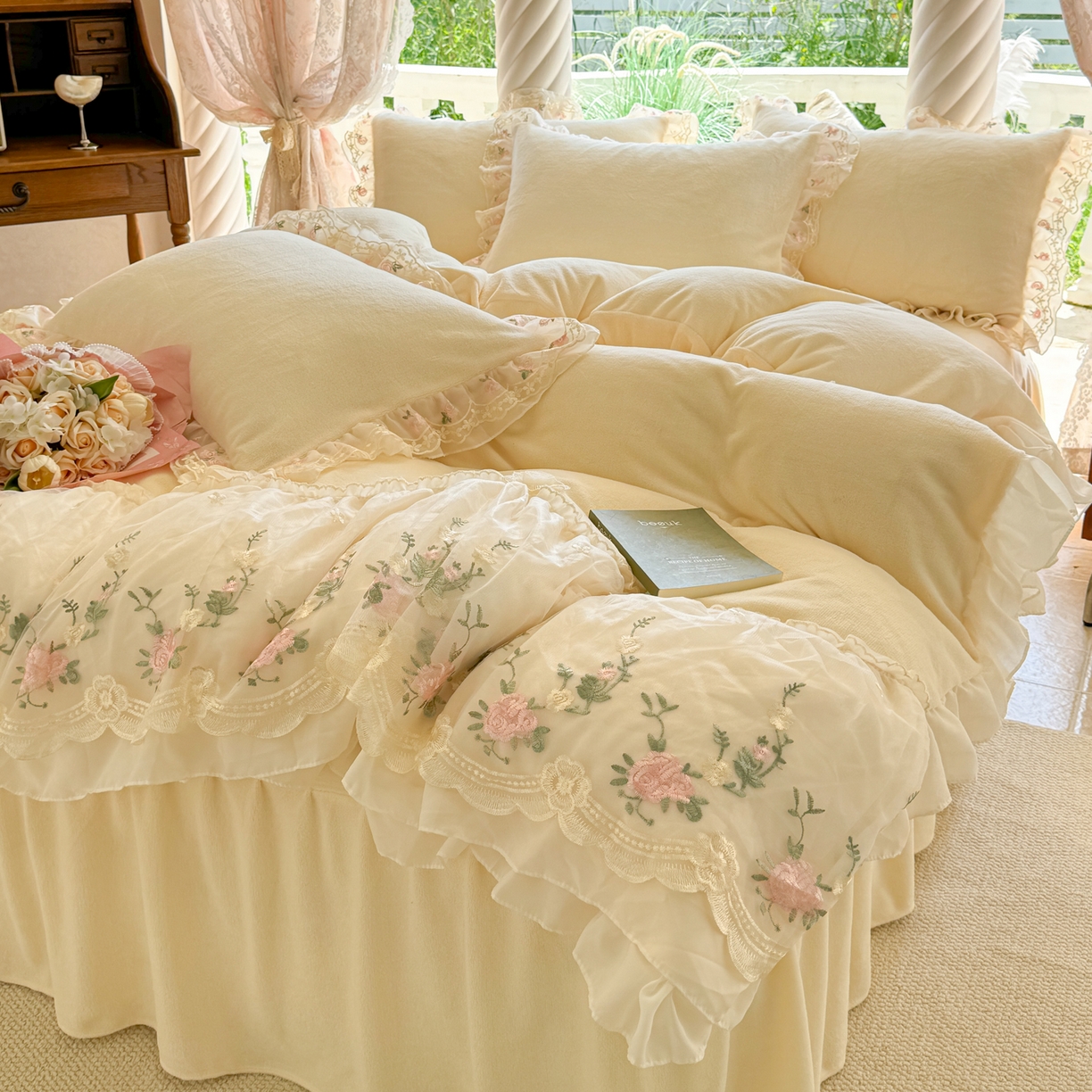 91家纺网 家纺一手货源 找家纺 米可家居 2025新款牛奶绒床裙款蕾丝刺绣四件套韩版法式公主风四件套  玫瑰故事 玫瑰故事~米黄