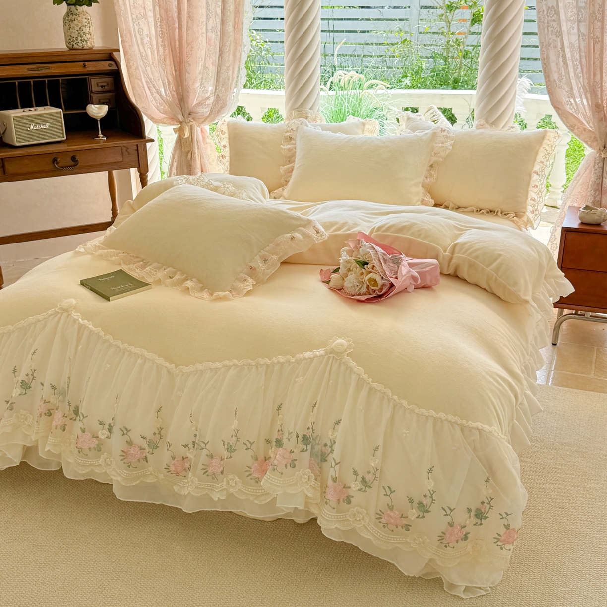 91家纺网 家纺一手货源 找家纺 米可家居 2025新款牛奶绒床裙款蕾丝刺绣四件套韩版法式公主风四件套  玫瑰故事 玫瑰故事~米黄