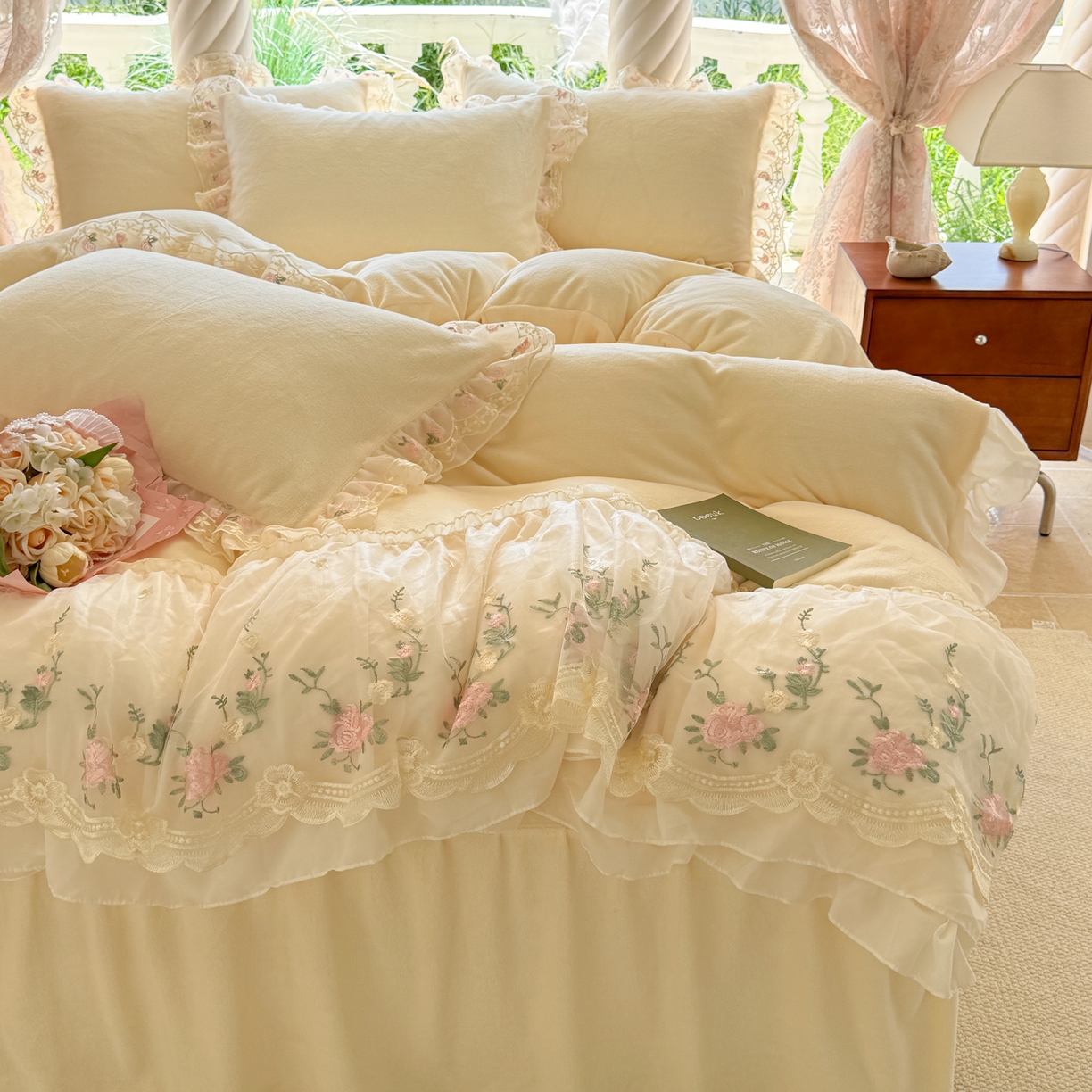 91家纺网 家纺一手货源 找家纺 米可家居 2025新款牛奶绒床裙款蕾丝刺绣四件套韩版法式公主风四件套  玫瑰故事 玫瑰故事~米黄
