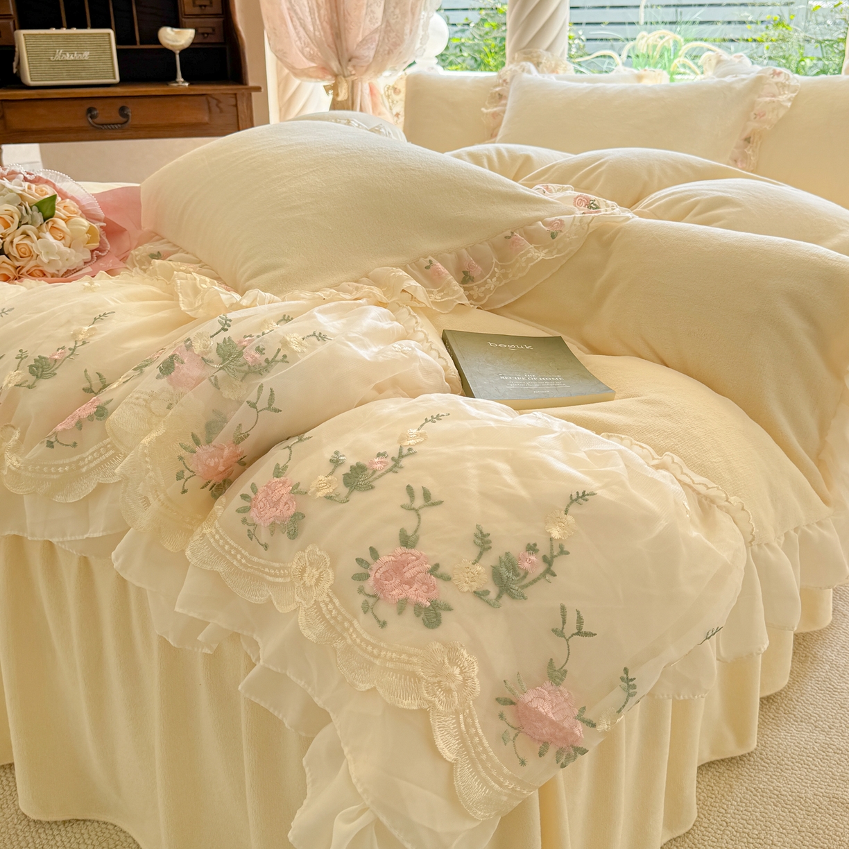 91家纺网 家纺一手货源 找家纺 米可家居 2025新款牛奶绒床裙款蕾丝刺绣四件套韩版法式公主风四件套  玫瑰故事 玫瑰故事~米黄
