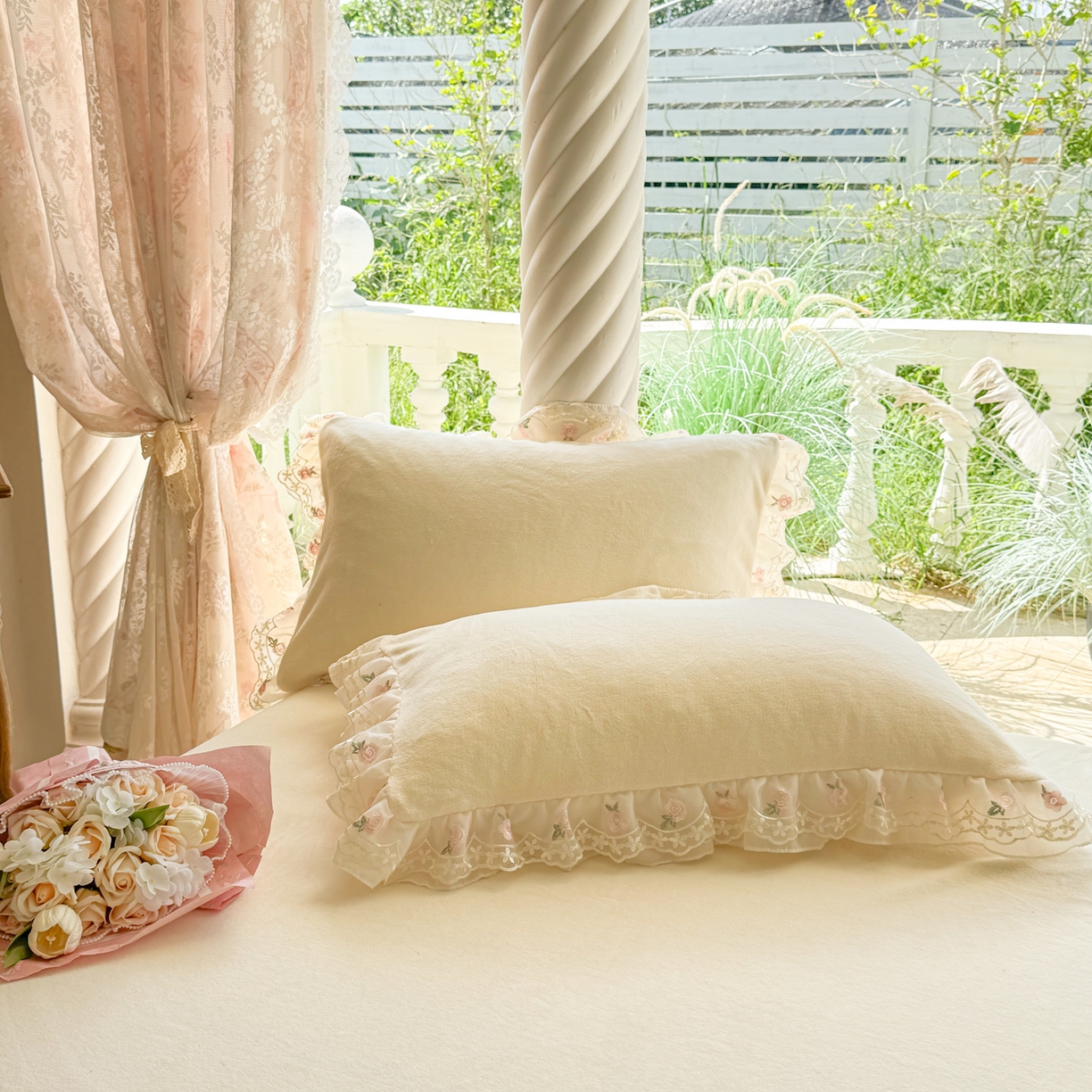 91家纺网 家纺一手货源 找家纺 米可家居 2025新款牛奶绒床裙款蕾丝刺绣四件套韩版法式公主风四件套  玫瑰故事 玫瑰故事~米黄