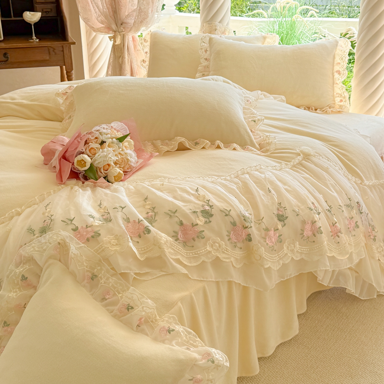 91家纺网 家纺一手货源 找家纺 米可家居 2025新款牛奶绒床裙款蕾丝刺绣四件套韩版法式公主风四件套  玫瑰故事 玫瑰故事~米黄