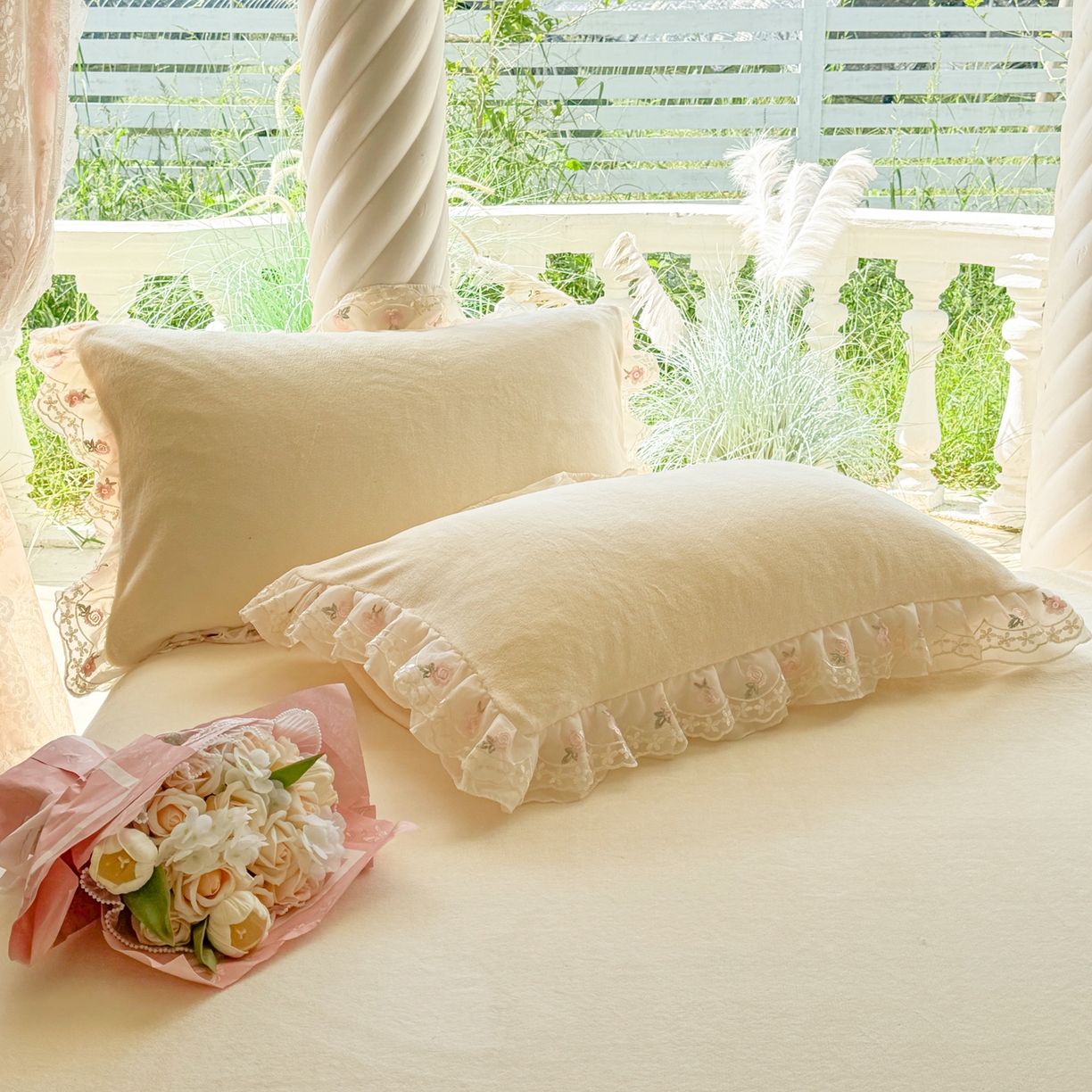 91家纺网 家纺一手货源 找家纺 米可家居 2025新款牛奶绒床裙款蕾丝刺绣四件套韩版法式公主风四件套  玫瑰故事 玫瑰故事~米黄