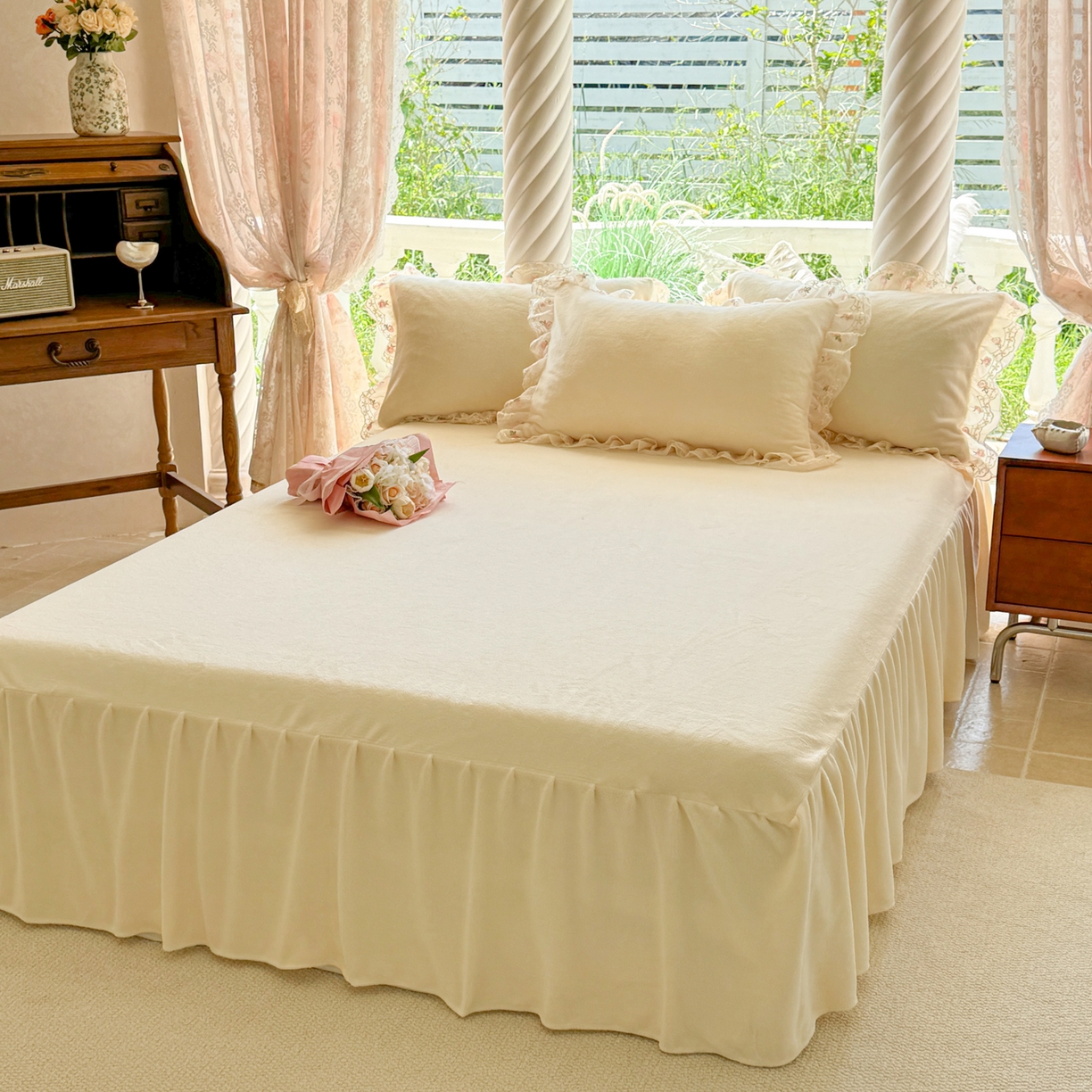 91家纺网 家纺一手货源 找家纺 米可家居 2025新款牛奶绒床裙款蕾丝刺绣四件套韩版法式公主风四件套  玫瑰故事 玫瑰故事~米黄