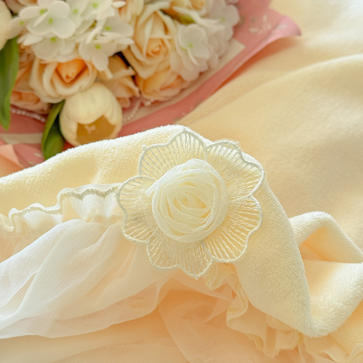 91家纺网 家纺一手货源 找家纺 米可家居 2025新款牛奶绒床裙款蕾丝刺绣四件套韩版法式公主风四件套  玫瑰故事 玫瑰故事~米黄