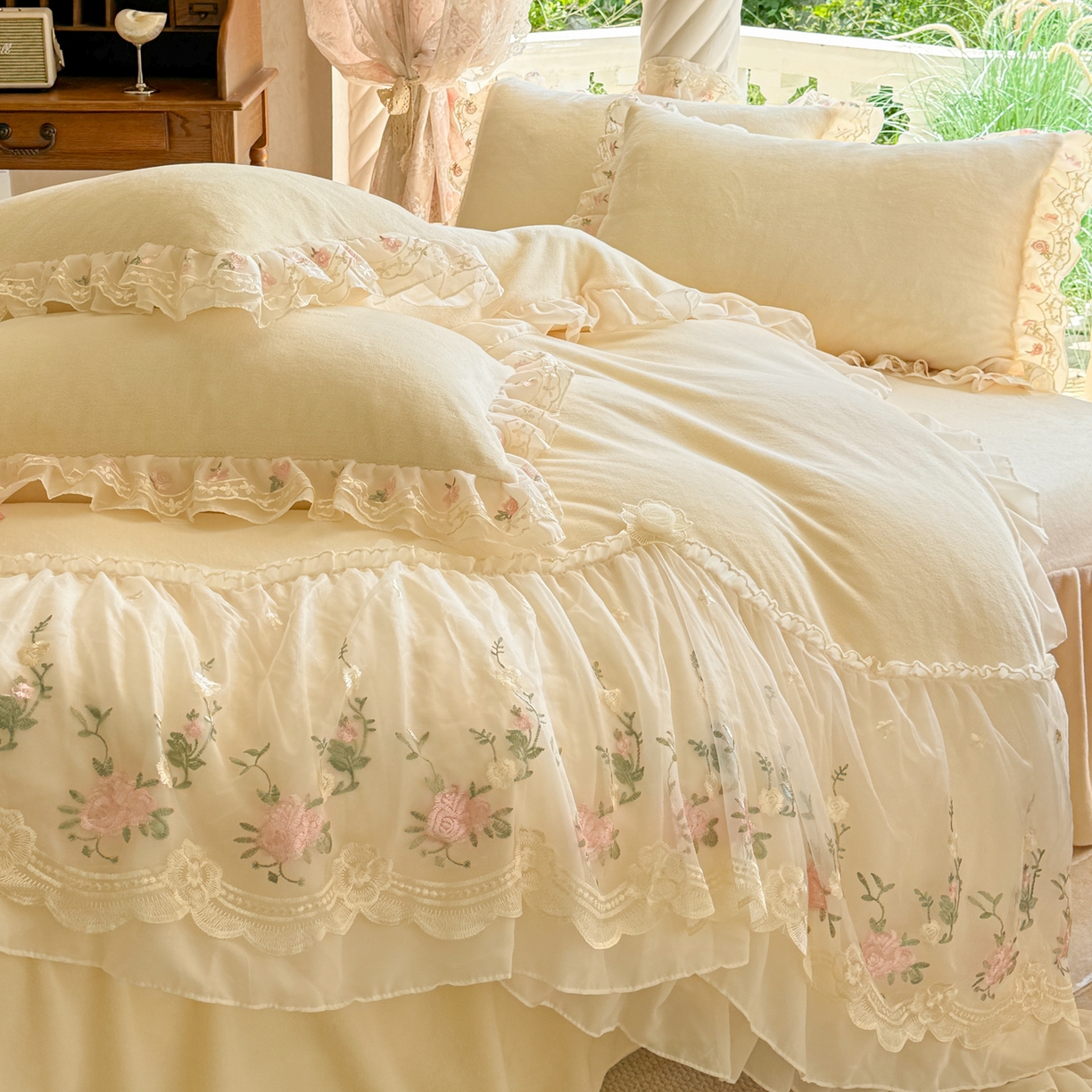 91家纺网 家纺一手货源 找家纺 米可家居 2025新款牛奶绒床裙款蕾丝刺绣四件套韩版法式公主风四件套  玫瑰故事 玫瑰故事~米黄
