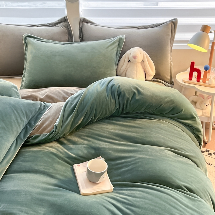 91家纺网 家纺一手货源 找家纺 九沐良品 2025新款加厚婴儿绒牛奶绒四件套工艺款宝宝绒四件套 黛尔蓝+灰咖