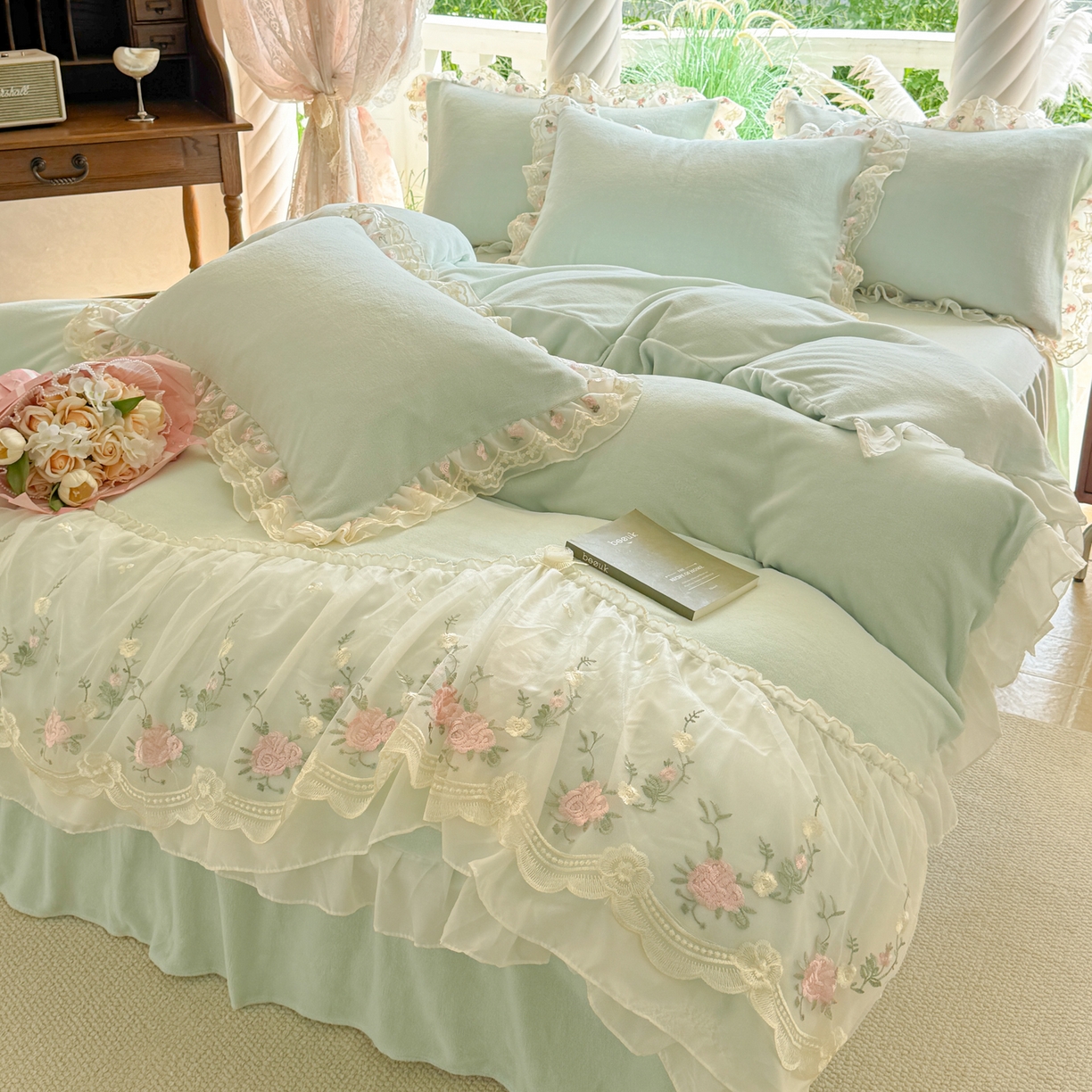 91家纺网 家纺一手货源 找家纺 米可家居 2025新款牛奶绒床裙款蕾丝刺绣四件套韩版法式公主风四件套  玫瑰故事 玫瑰故事~浅绿