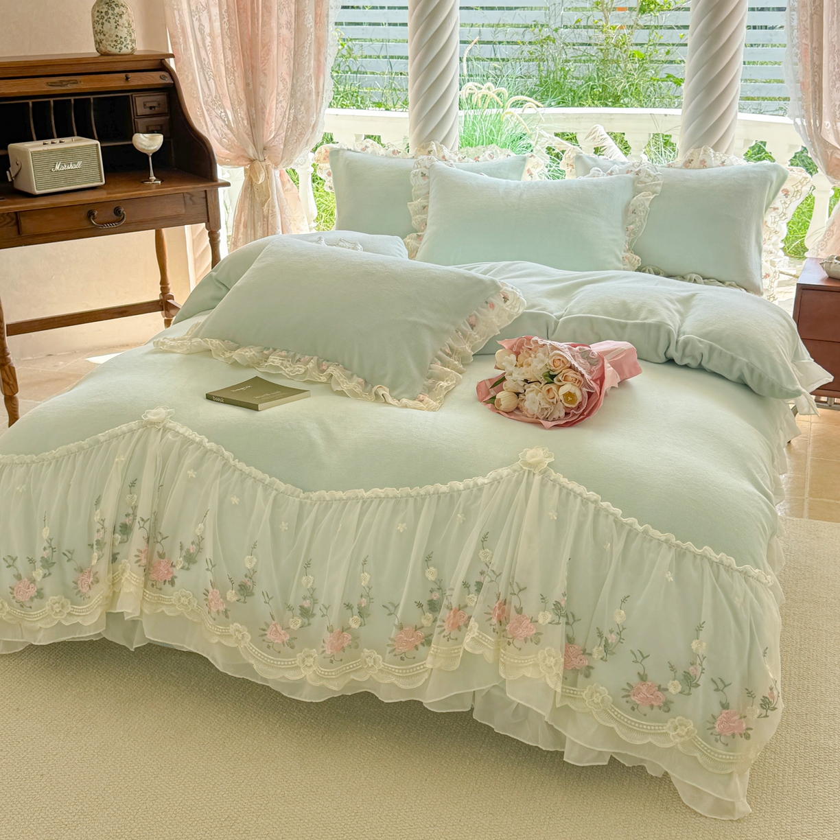 91家纺网 家纺一手货源 找家纺 米可家居 2025新款牛奶绒床裙款蕾丝刺绣四件套韩版法式公主风四件套  玫瑰故事 玫瑰故事~浅绿