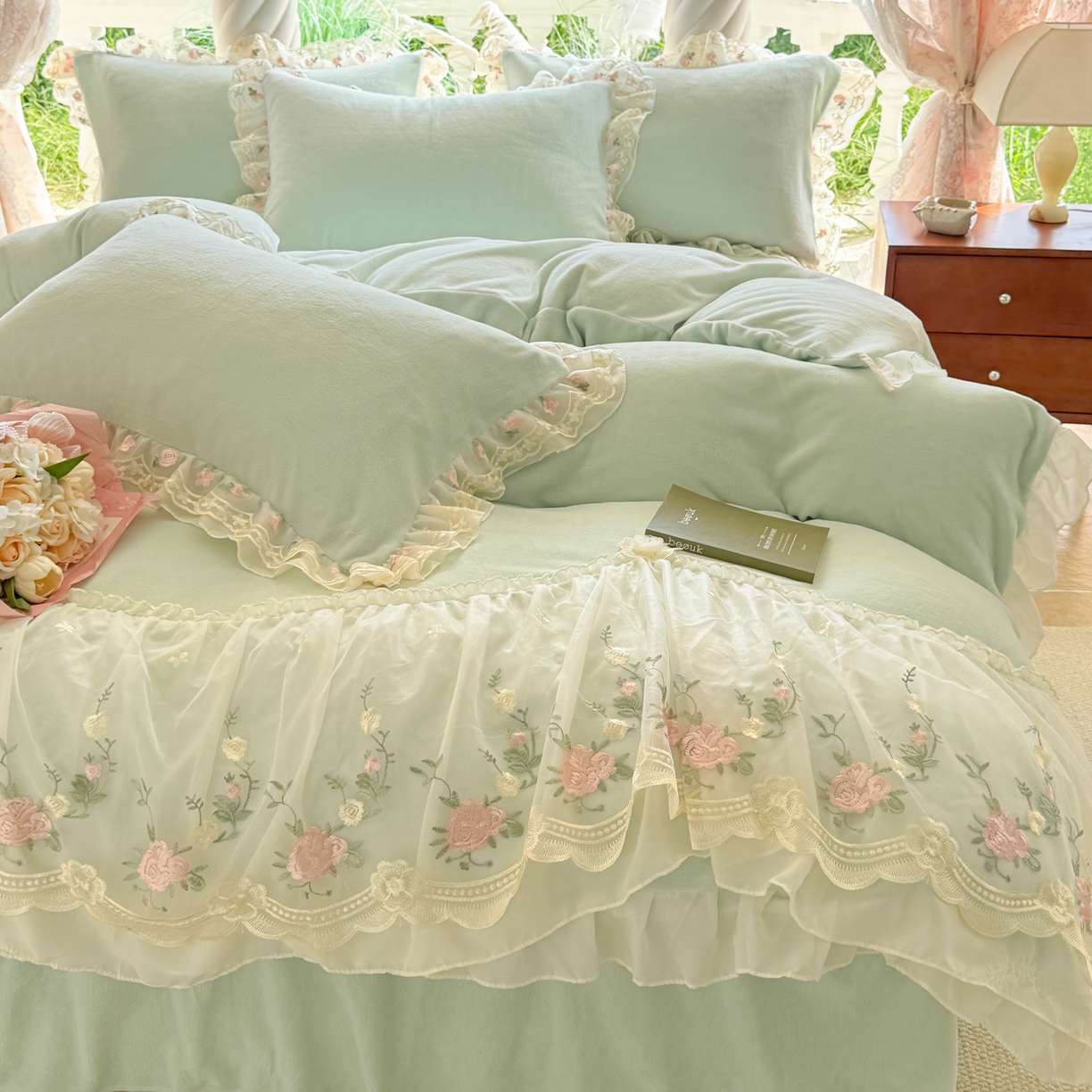 91家纺网 家纺一手货源 找家纺 米可家居 2025新款牛奶绒床裙款蕾丝刺绣四件套韩版法式公主风四件套  玫瑰故事 玫瑰故事~浅绿