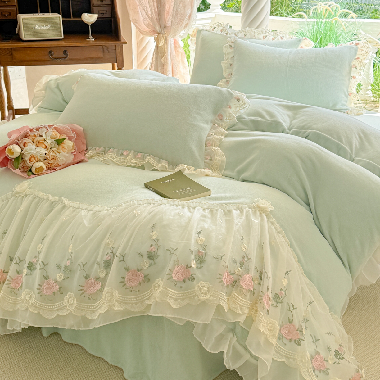 91家纺网 家纺一手货源 找家纺 米可家居 2025新款牛奶绒床裙款蕾丝刺绣四件套韩版法式公主风四件套  玫瑰故事 玫瑰故事~浅绿