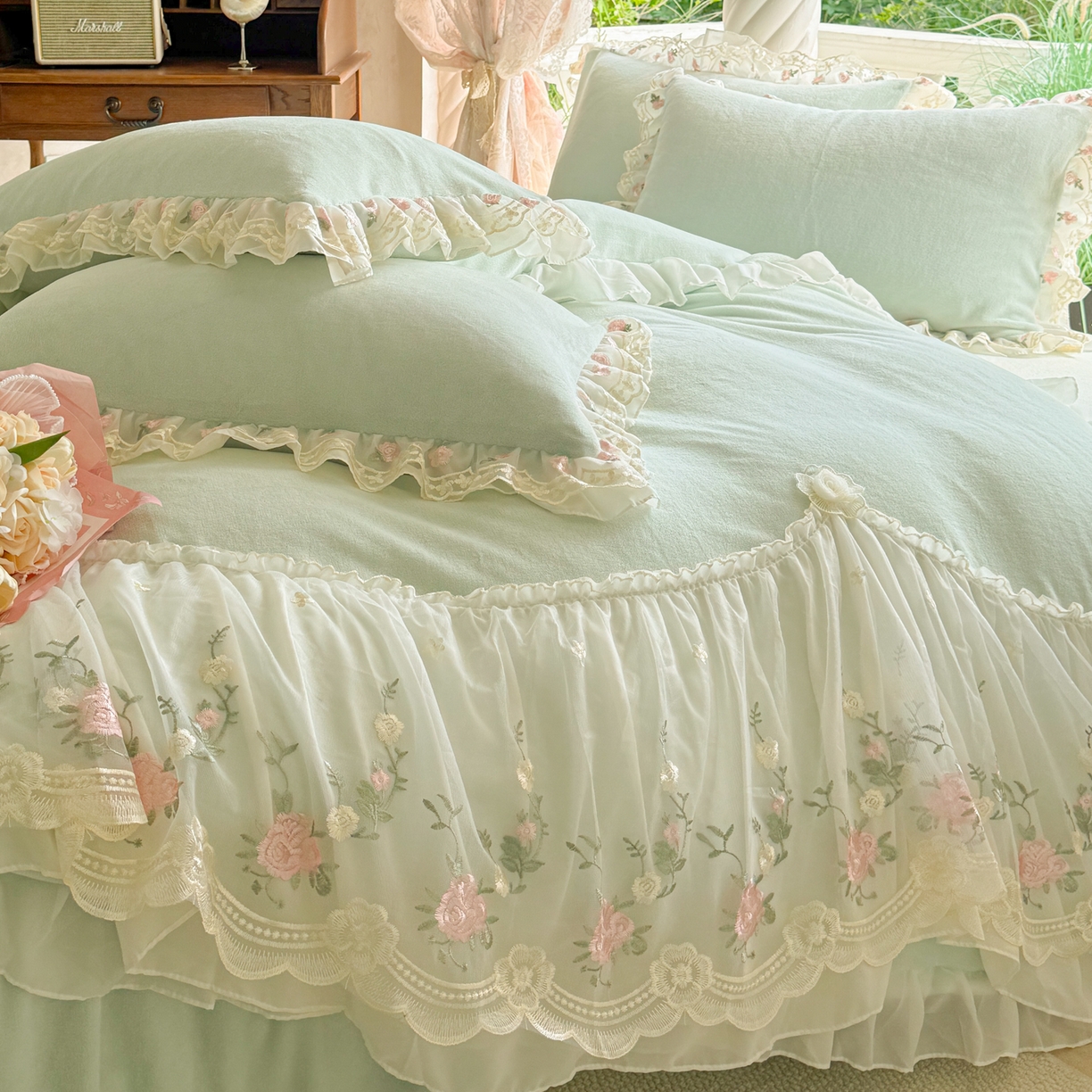 91家纺网 家纺一手货源 找家纺 米可家居 2025新款牛奶绒床裙款蕾丝刺绣四件套韩版法式公主风四件套  玫瑰故事 玫瑰故事~浅绿