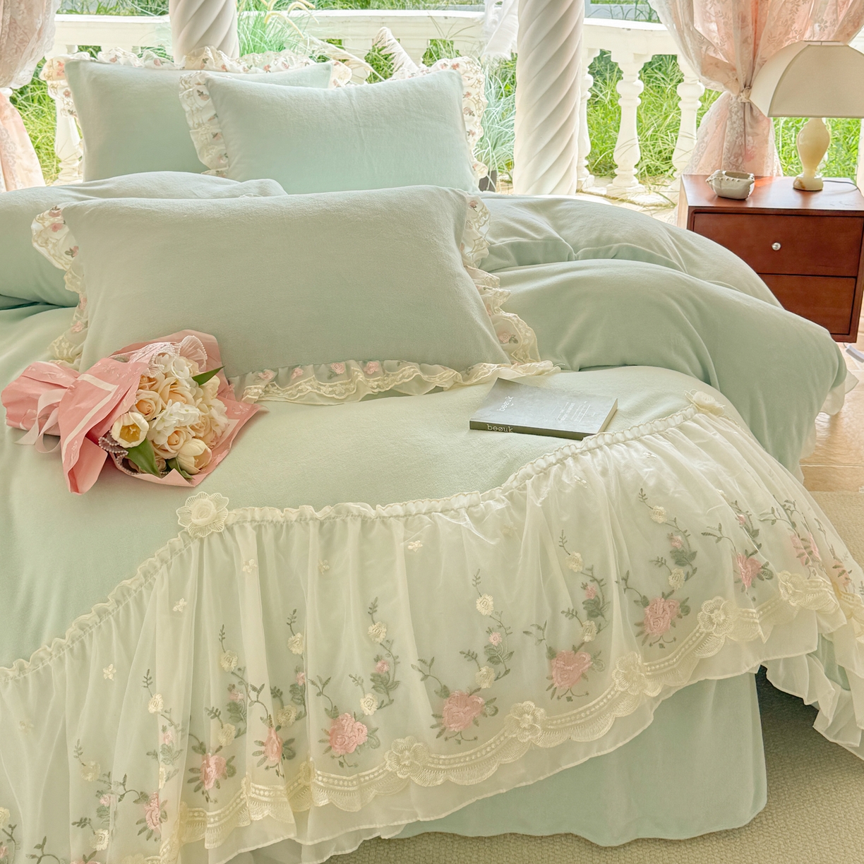 91家纺网 家纺一手货源 找家纺 米可家居 2025新款牛奶绒床裙款蕾丝刺绣四件套韩版法式公主风四件套  玫瑰故事 玫瑰故事~浅绿