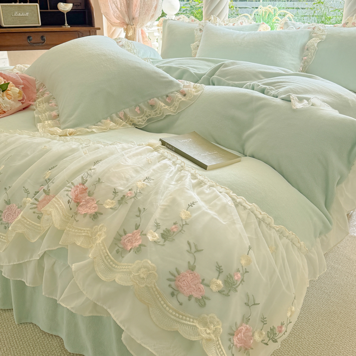 91家纺网 家纺一手货源 找家纺 米可家居 2025新款牛奶绒床裙款蕾丝刺绣四件套韩版法式公主风四件套  玫瑰故事 玫瑰故事~浅绿