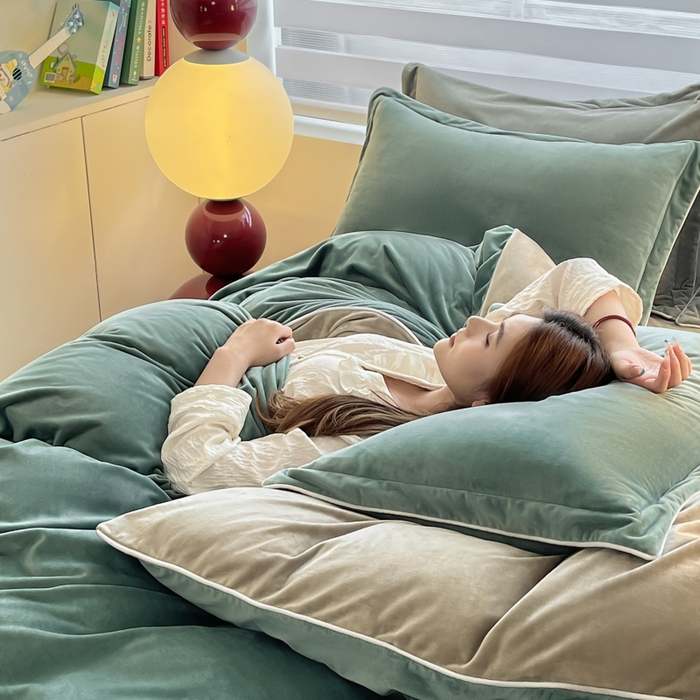 91家纺网 家纺一手货源 找家纺 九沐良品 2025新款加厚婴儿绒牛奶绒四件套工艺款宝宝绒四件套 黛尔蓝+灰咖