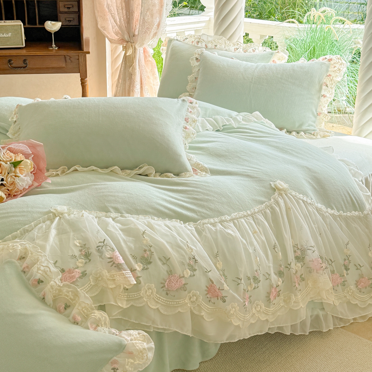91家纺网 家纺一手货源 找家纺 米可家居 2025新款牛奶绒床裙款蕾丝刺绣四件套韩版法式公主风四件套  玫瑰故事 玫瑰故事~浅绿