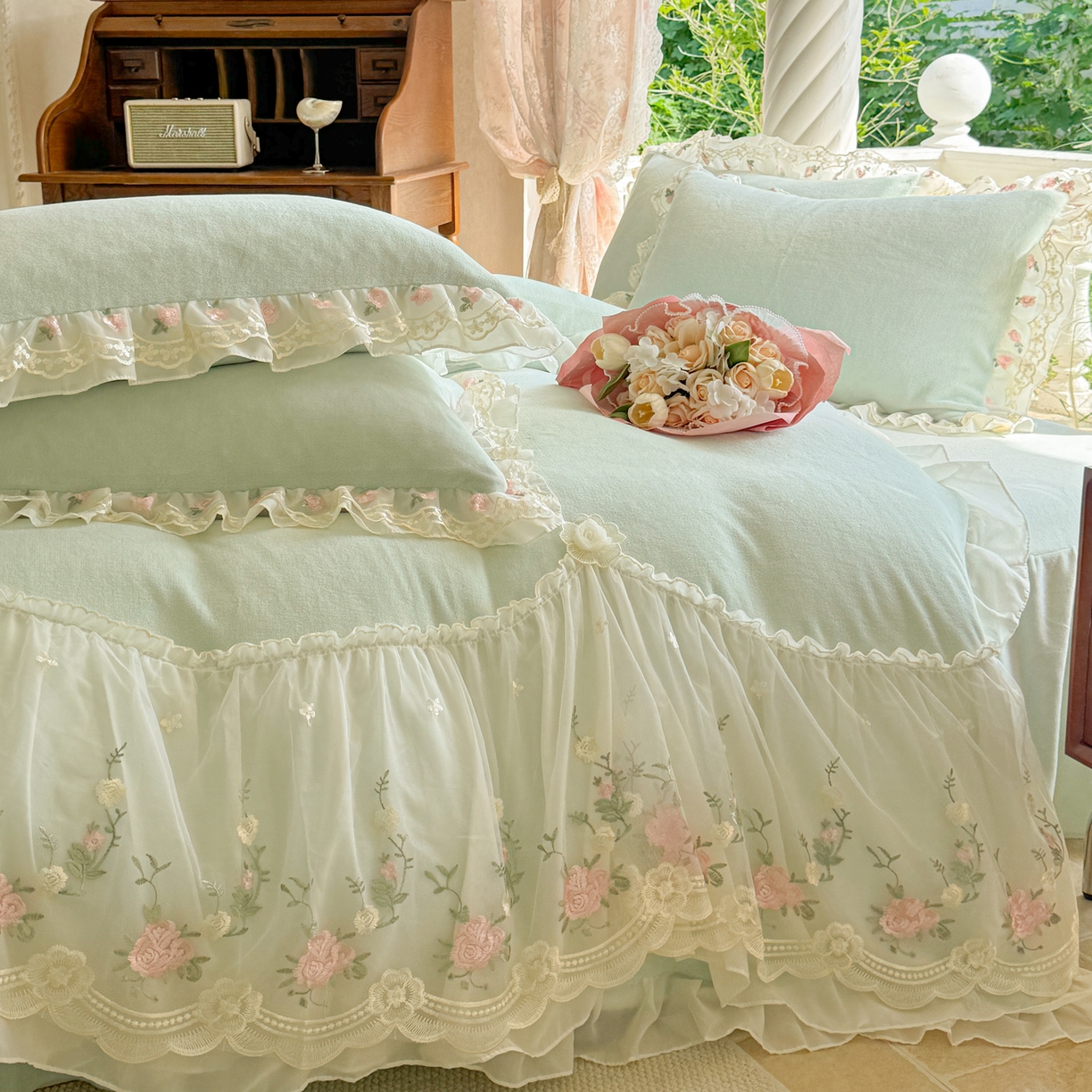 91家纺网 家纺一手货源 找家纺 米可家居 2025新款牛奶绒床裙款蕾丝刺绣四件套韩版法式公主风四件套  玫瑰故事 玫瑰故事~浅绿