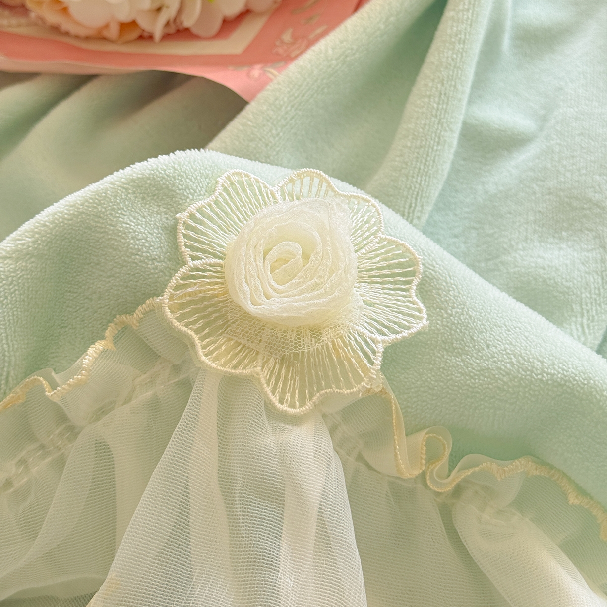 91家纺网 家纺一手货源 找家纺 米可家居 2025新款牛奶绒床裙款蕾丝刺绣四件套韩版法式公主风四件套  玫瑰故事 玫瑰故事~浅绿