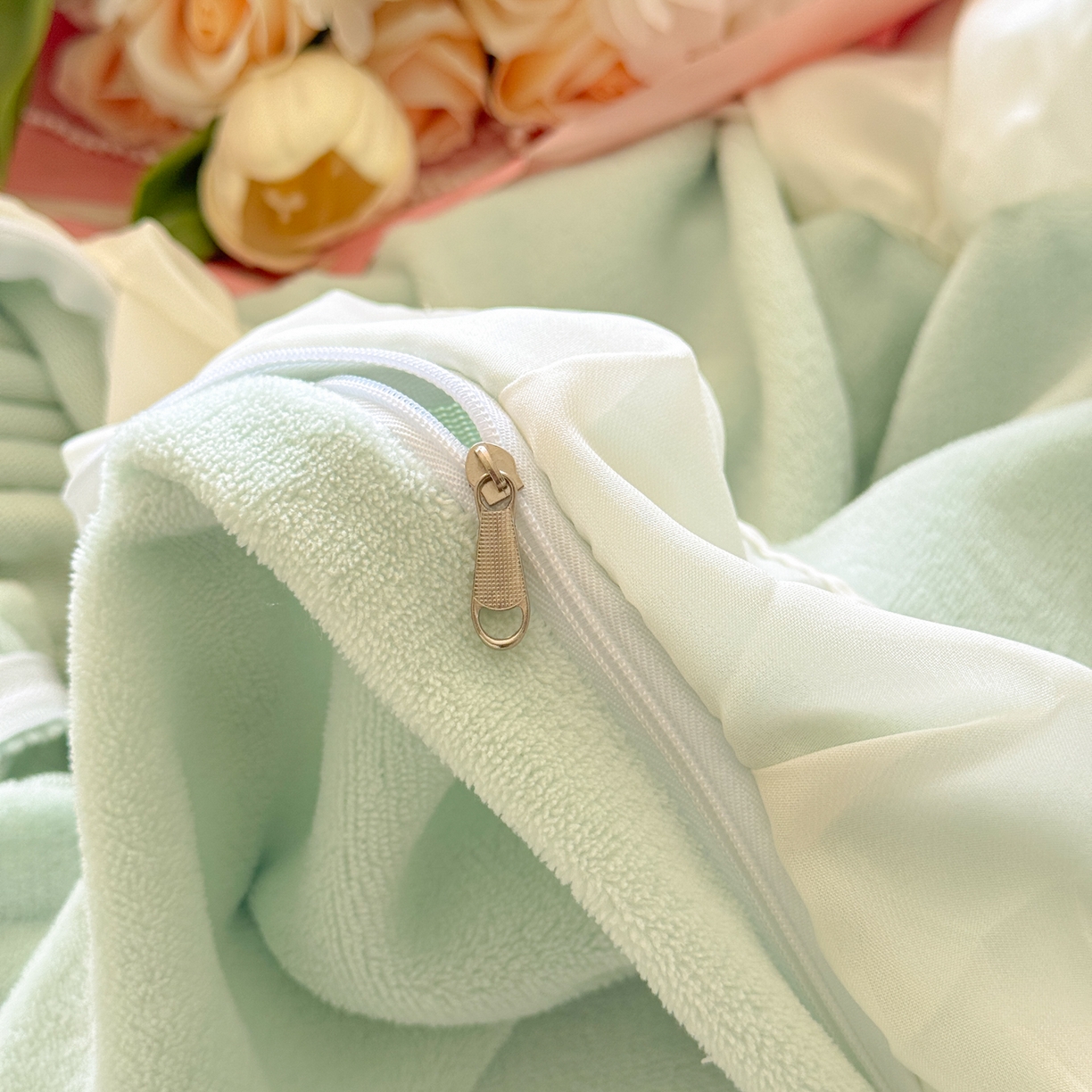 91家纺网 家纺一手货源 找家纺 米可家居 2025新款牛奶绒床裙款蕾丝刺绣四件套韩版法式公主风四件套  玫瑰故事 玫瑰故事~浅绿