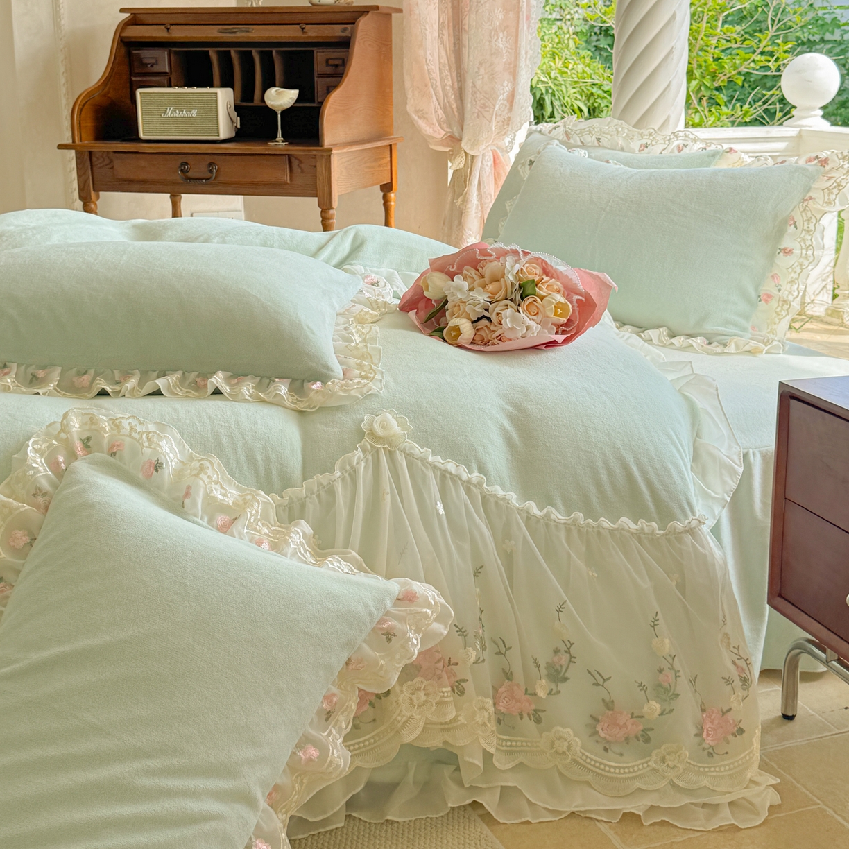91家纺网 家纺一手货源 找家纺 米可家居 2025新款牛奶绒床裙款蕾丝刺绣四件套韩版法式公主风四件套  玫瑰故事 玫瑰故事~浅绿