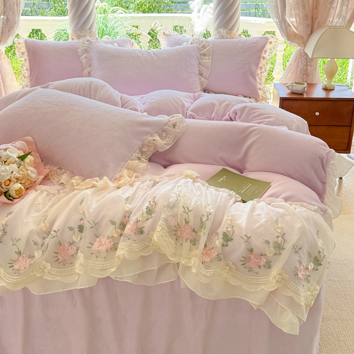 91家纺网 家纺一手货源 找家纺 米可家居 2025新款牛奶绒床裙款蕾丝刺绣四件套韩版法式公主风四件套  玫瑰故事 玫瑰故事~浅紫