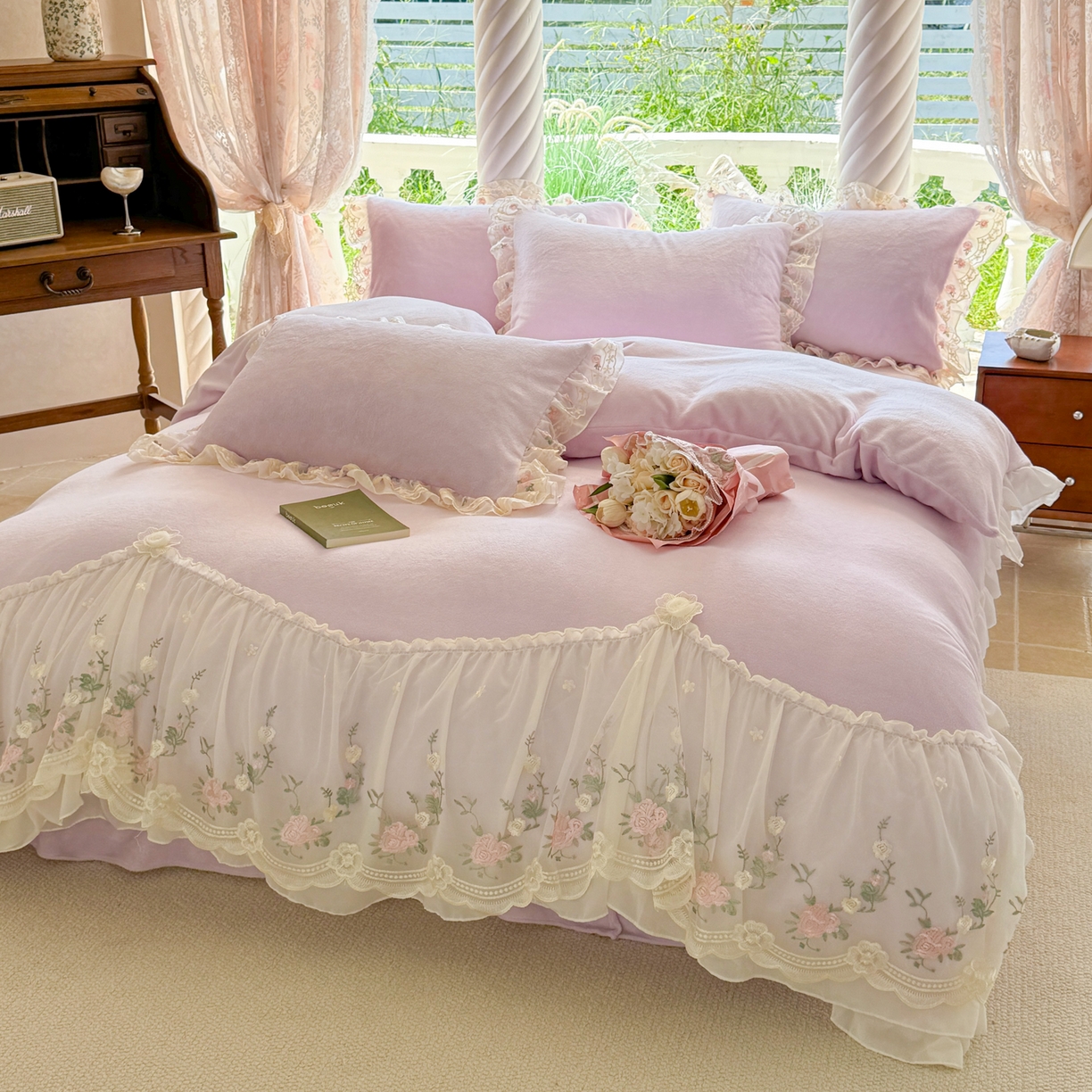 91家纺网 家纺一手货源 找家纺 米可家居 2025新款牛奶绒床裙款蕾丝刺绣四件套韩版法式公主风四件套  玫瑰故事 玫瑰故事~浅紫