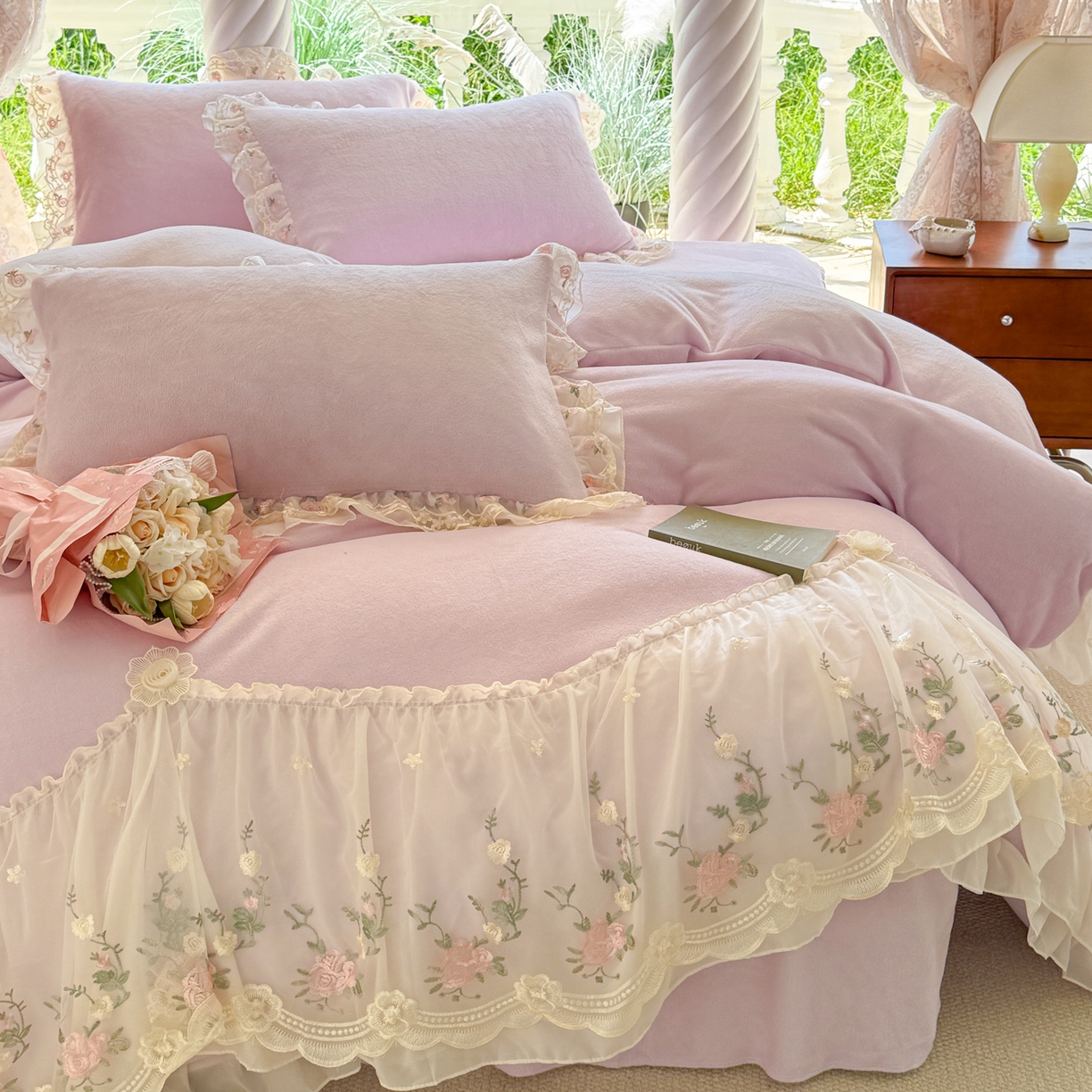 91家纺网 家纺一手货源 找家纺 米可家居 2025新款牛奶绒床裙款蕾丝刺绣四件套韩版法式公主风四件套  玫瑰故事 玫瑰故事~浅紫