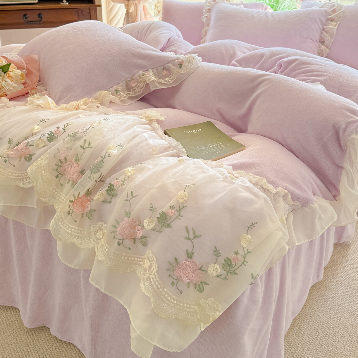 91家纺网 家纺一手货源 找家纺 米可家居 2025新款牛奶绒床裙款蕾丝刺绣四件套韩版法式公主风四件套  玫瑰故事 玫瑰故事~浅紫