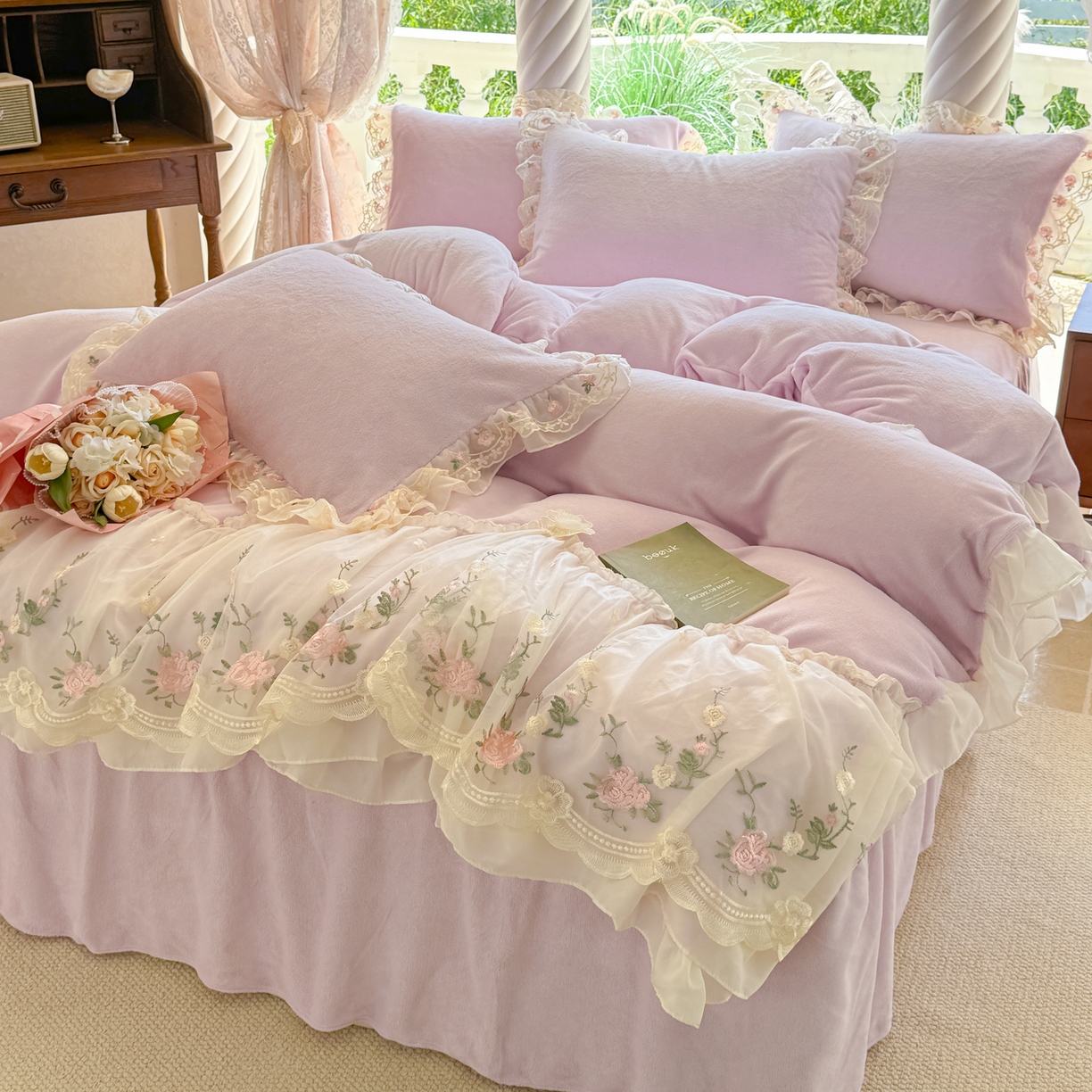 91家纺网 家纺一手货源 找家纺 米可家居 2025新款牛奶绒床裙款蕾丝刺绣四件套韩版法式公主风四件套  玫瑰故事 玫瑰故事~浅紫