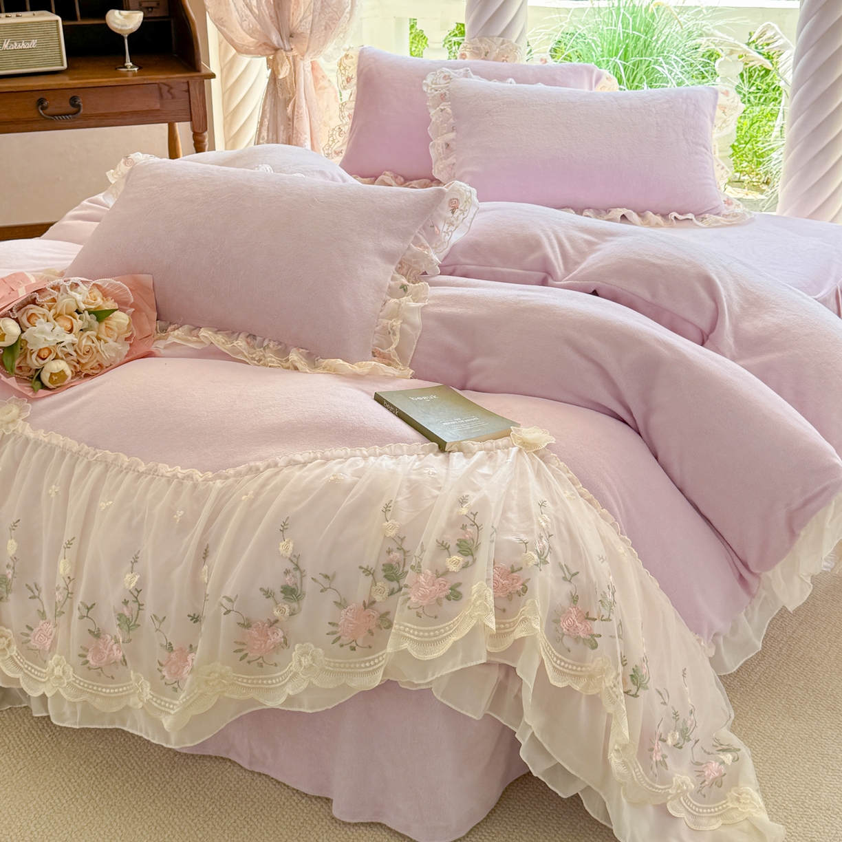 91家纺网 家纺一手货源 找家纺 米可家居 2025新款牛奶绒床裙款蕾丝刺绣四件套韩版法式公主风四件套  玫瑰故事 玫瑰故事~浅紫