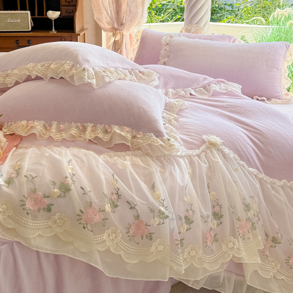 91家纺网 家纺一手货源 找家纺 米可家居 2025新款牛奶绒床裙款蕾丝刺绣四件套韩版法式公主风四件套  玫瑰故事 玫瑰故事~浅紫