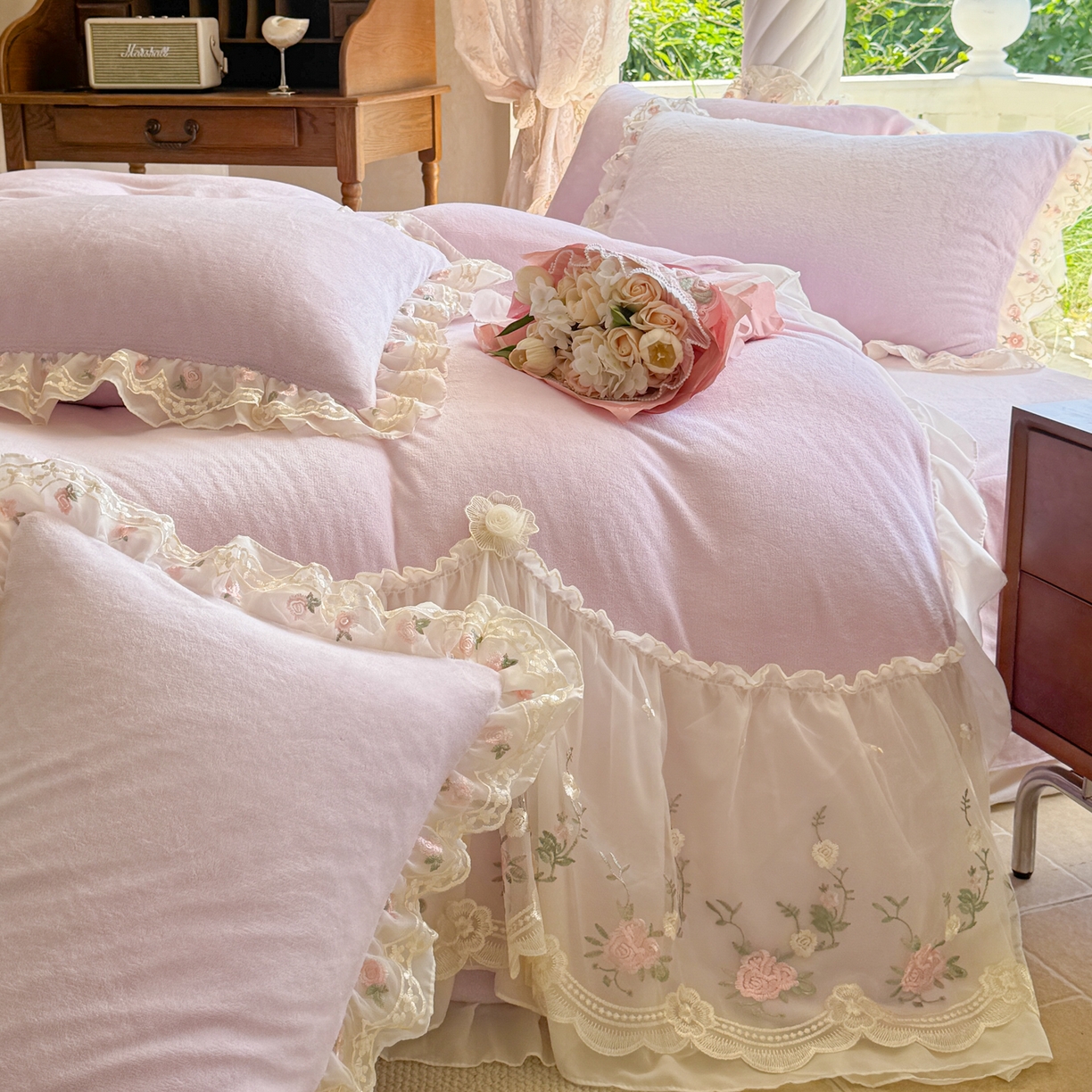 91家纺网 家纺一手货源 找家纺 米可家居 2025新款牛奶绒床裙款蕾丝刺绣四件套韩版法式公主风四件套  玫瑰故事 玫瑰故事~浅紫