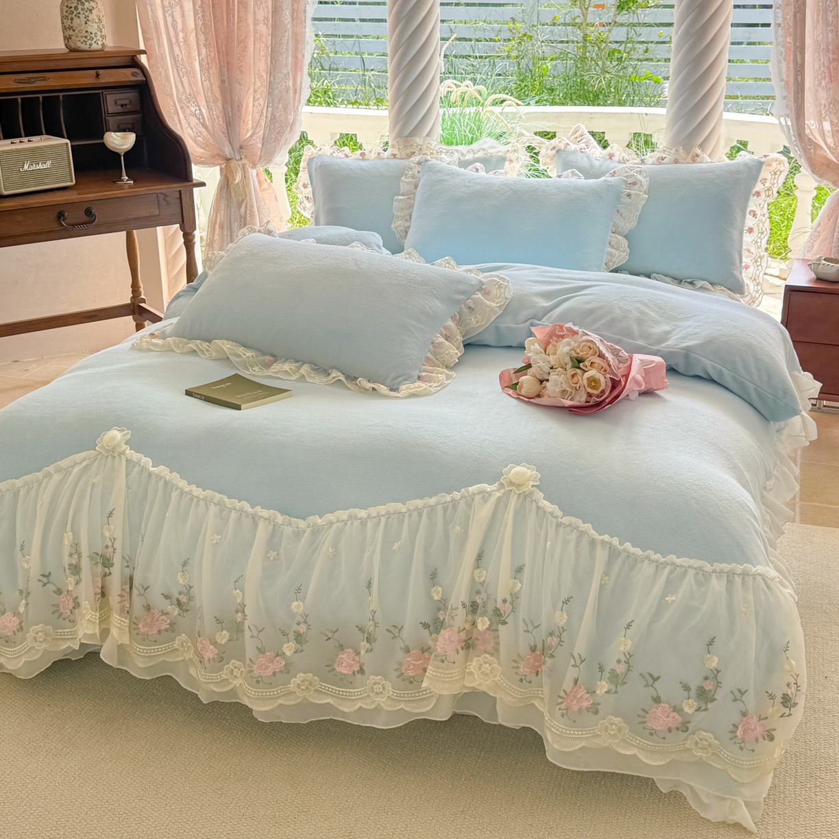91家纺网 家纺一手货源 找家纺 米可家居 2025新款牛奶绒床裙款蕾丝刺绣四件套韩版法式公主风四件套  玫瑰故事 玫瑰故事~天蓝