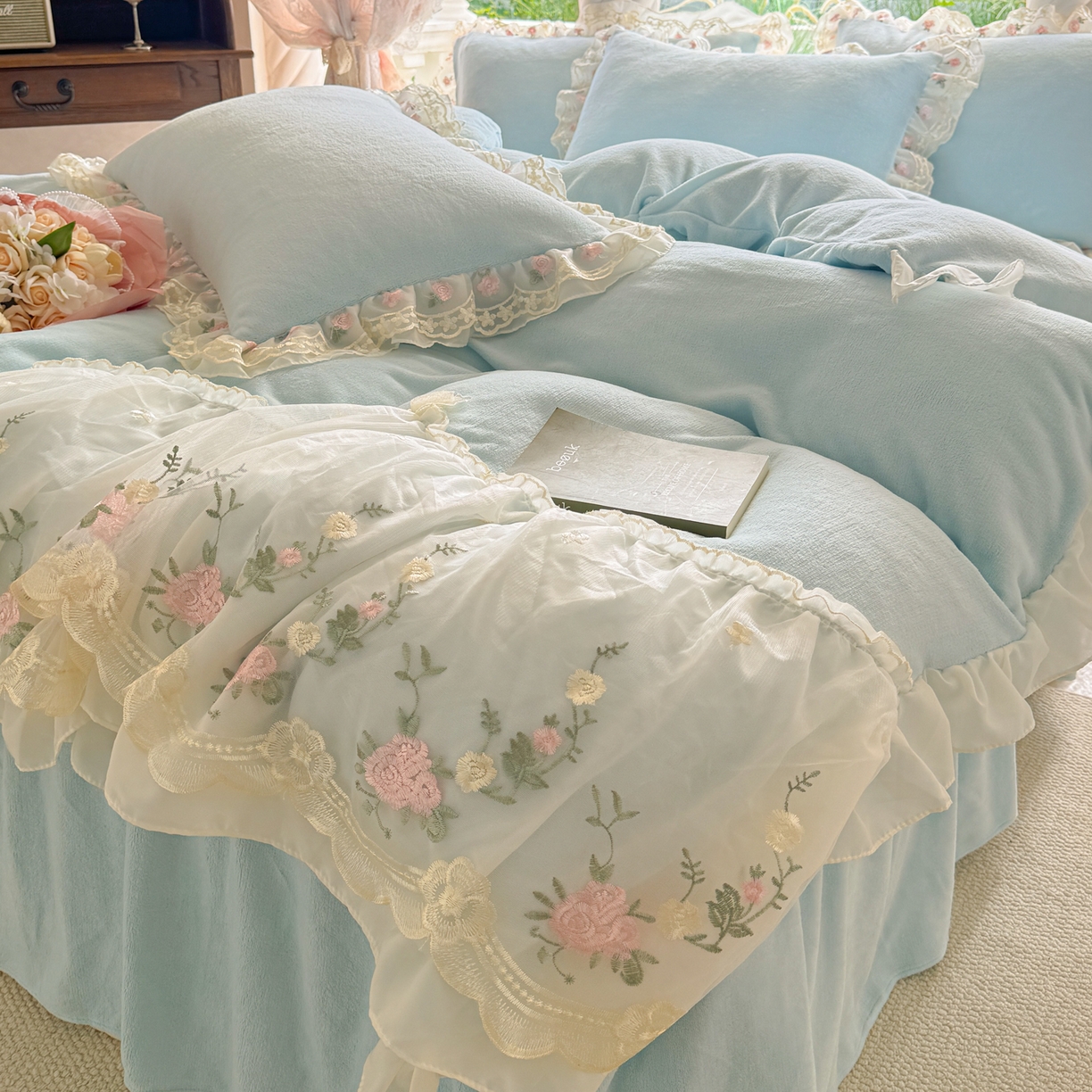 91家纺网 家纺一手货源 找家纺 米可家居 2025新款牛奶绒床裙款蕾丝刺绣四件套韩版法式公主风四件套  玫瑰故事 玫瑰故事~天蓝