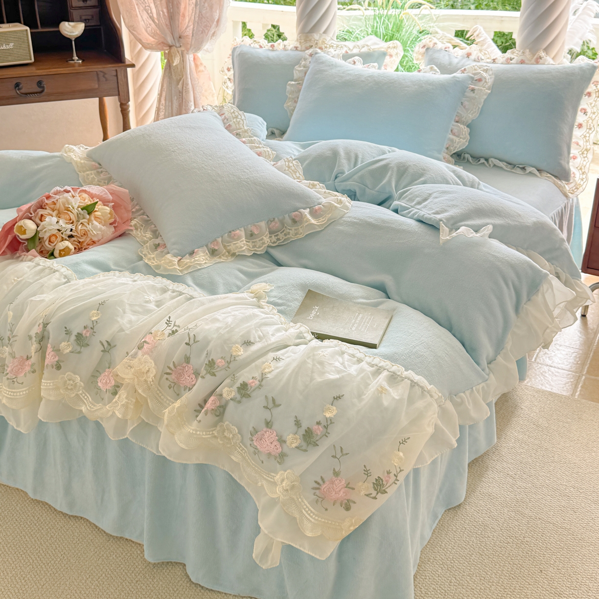 91家纺网 家纺一手货源 找家纺 米可家居 2025新款牛奶绒床裙款蕾丝刺绣四件套韩版法式公主风四件套  玫瑰故事 玫瑰故事~天蓝