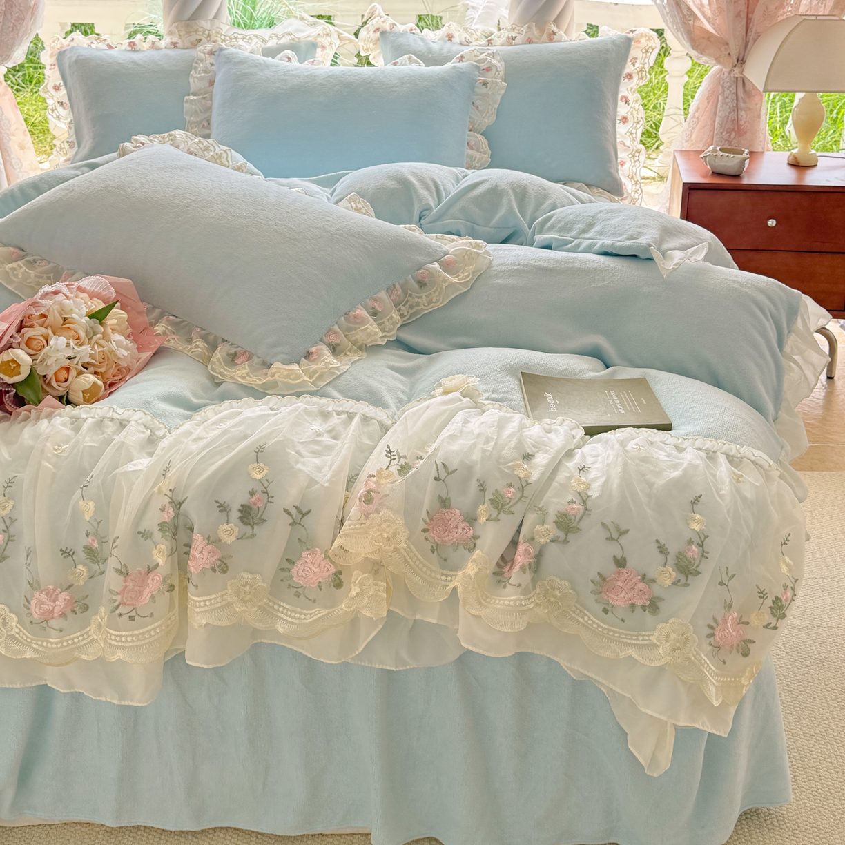 91家纺网 家纺一手货源 找家纺 米可家居 2025新款牛奶绒床裙款蕾丝刺绣四件套韩版法式公主风四件套  玫瑰故事 玫瑰故事~天蓝