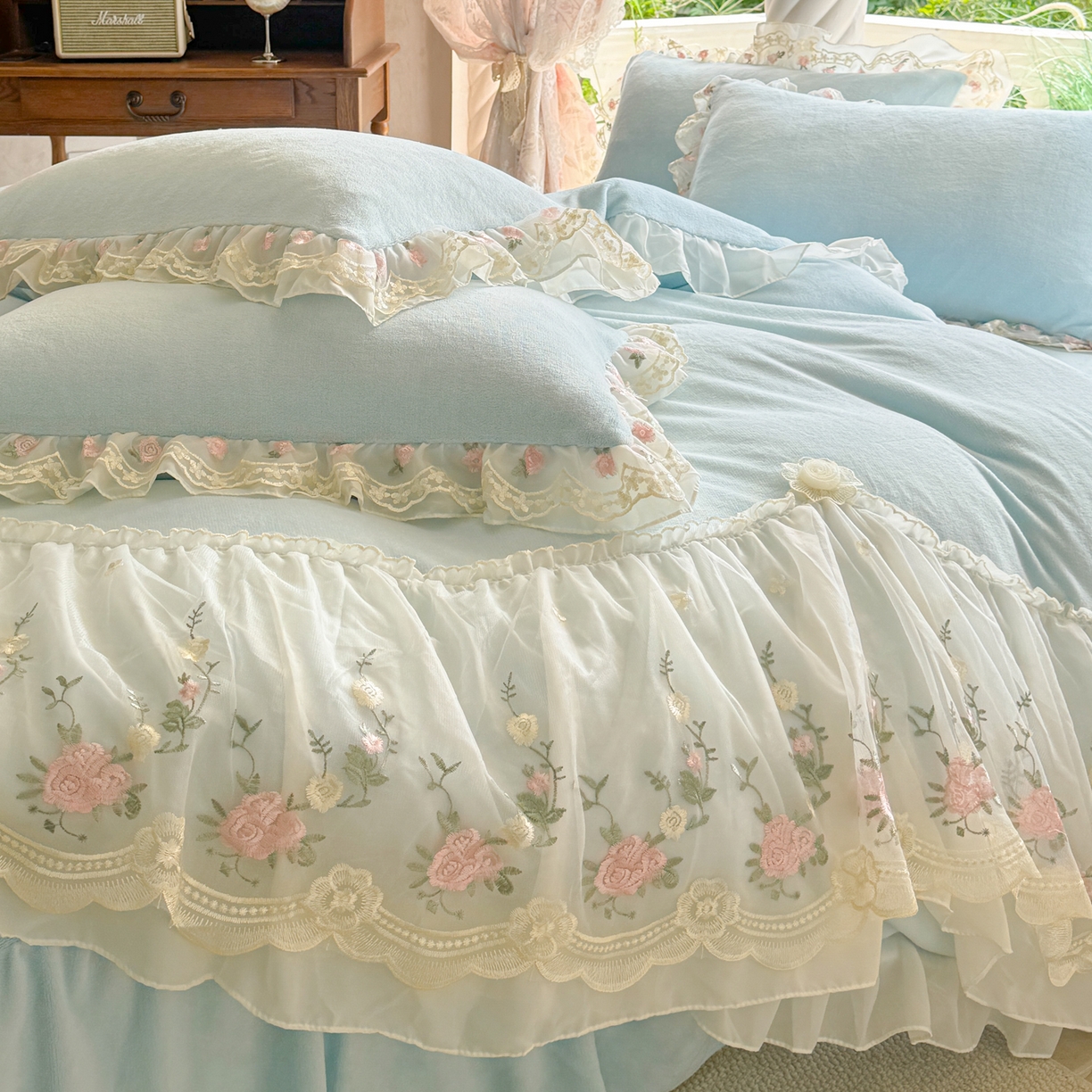 91家纺网 家纺一手货源 找家纺 米可家居 2025新款牛奶绒床裙款蕾丝刺绣四件套韩版法式公主风四件套  玫瑰故事 玫瑰故事~天蓝